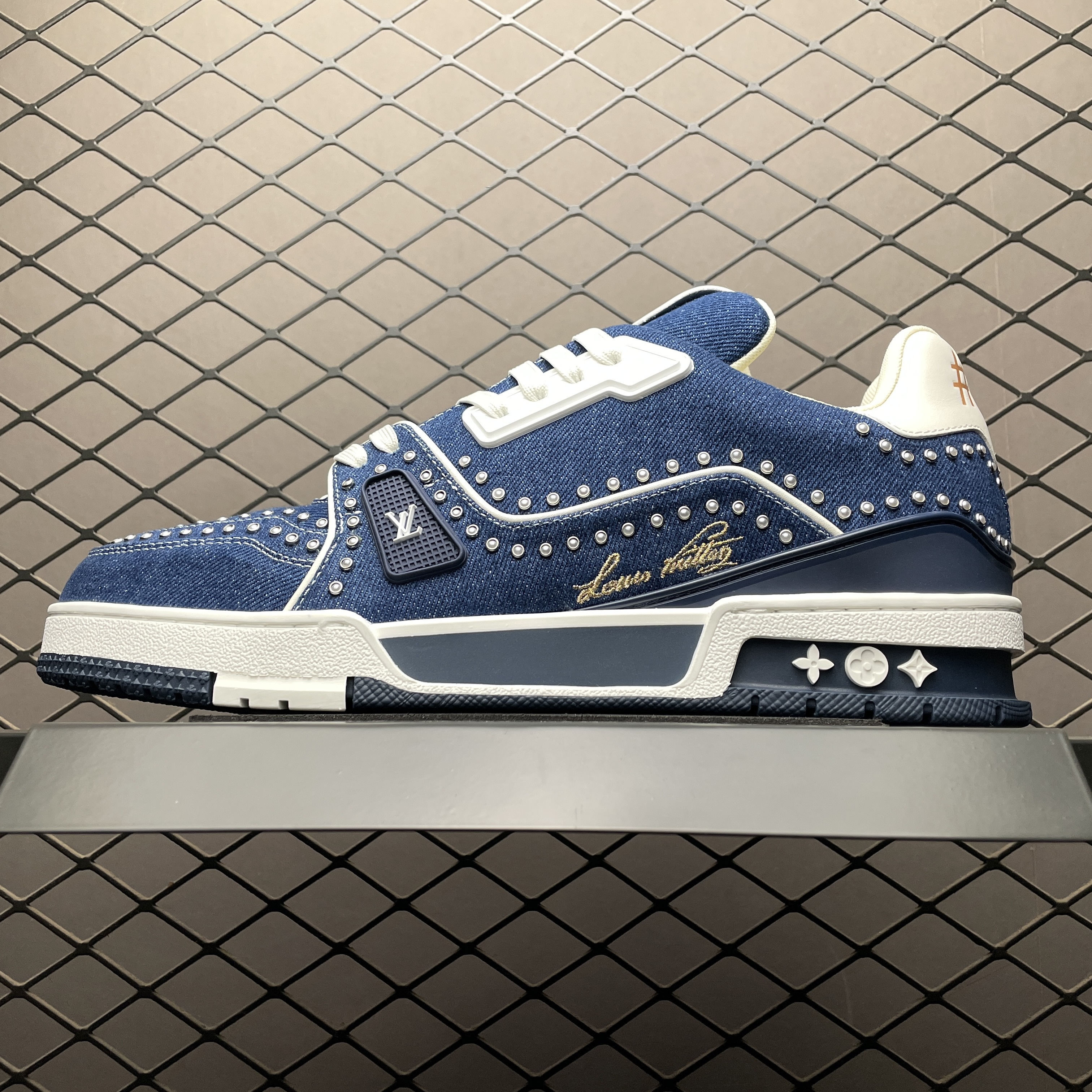 L X V Trainer