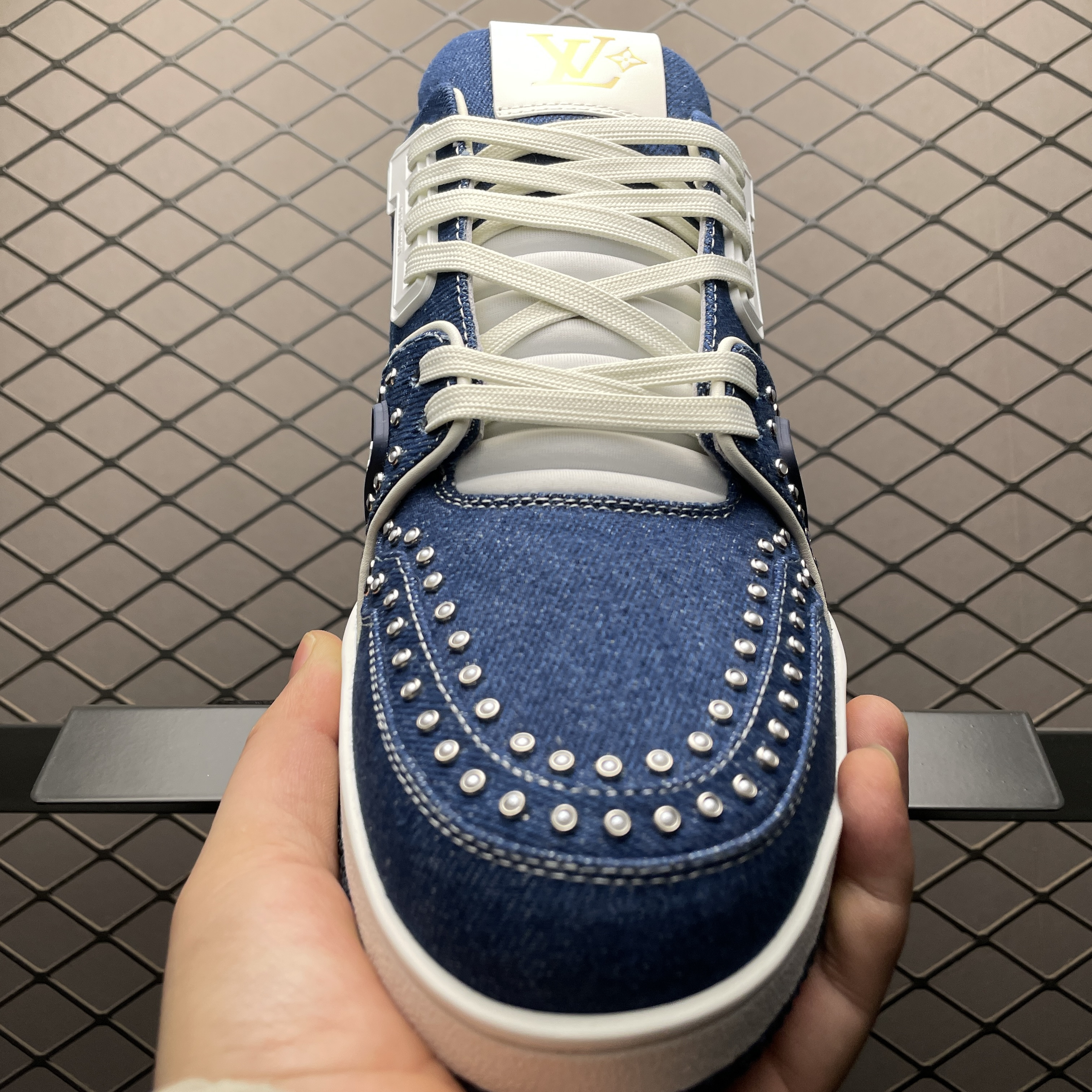 L X V Trainer detail 6