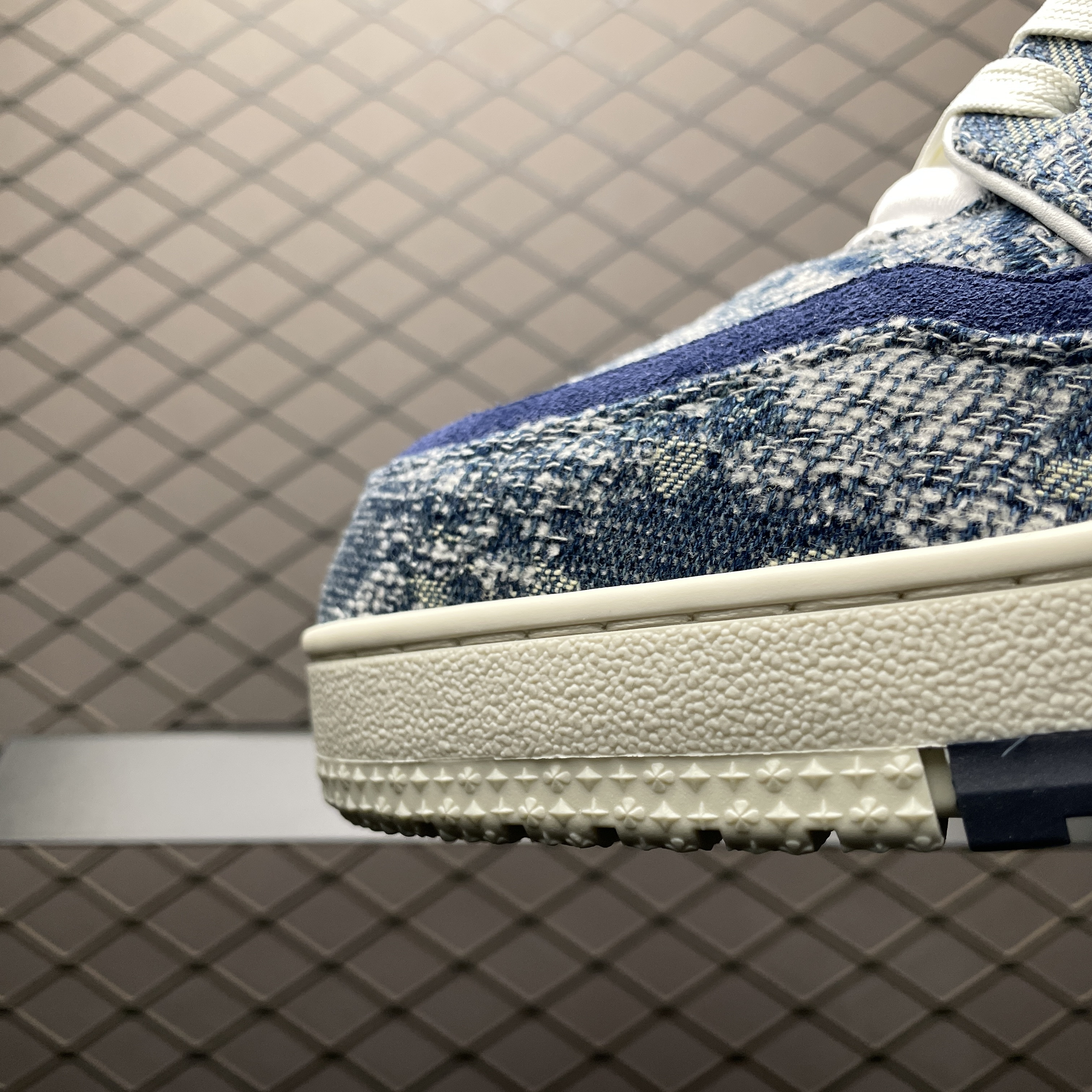 L X V RUNNER sneakers detail 6