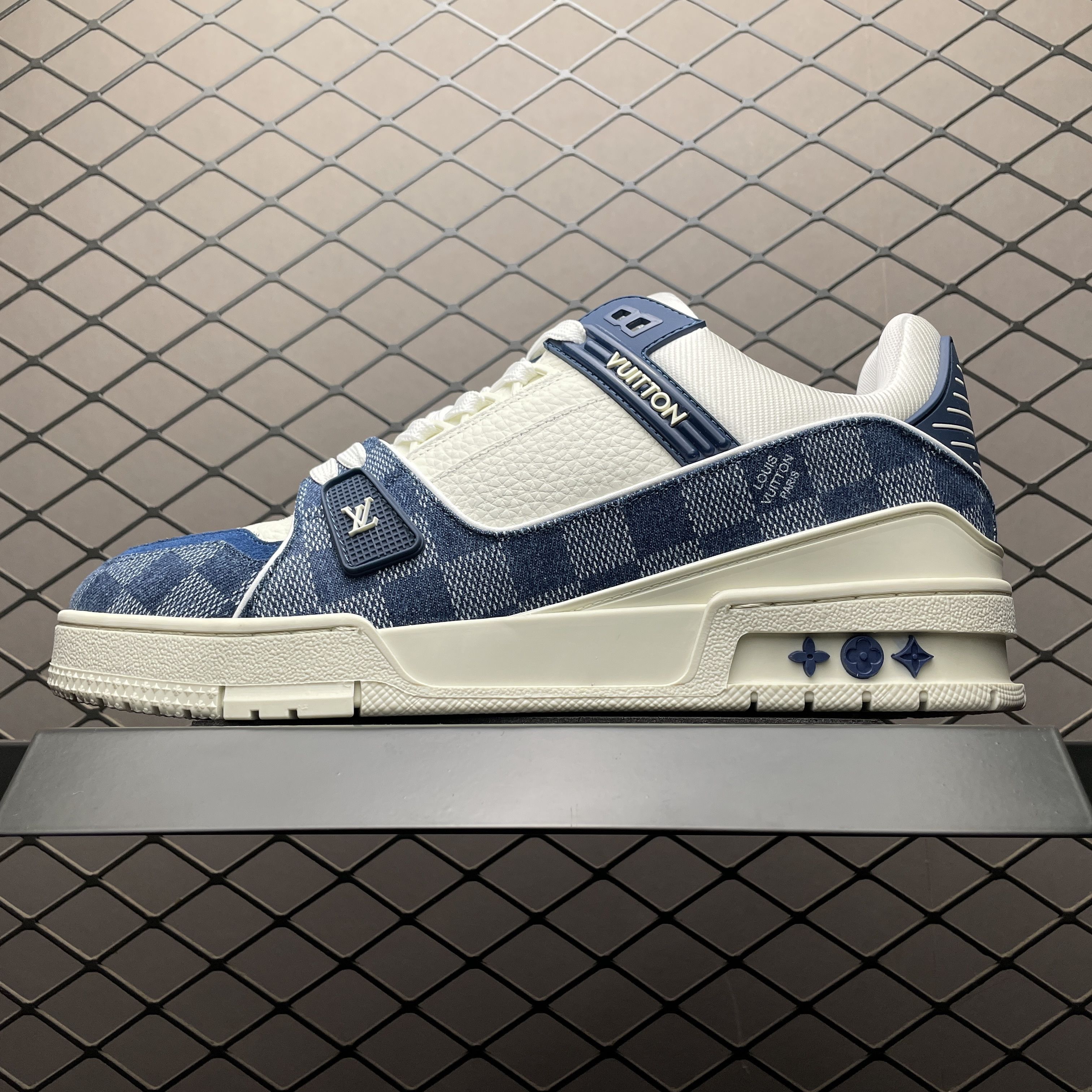 L X V SNEAKERS