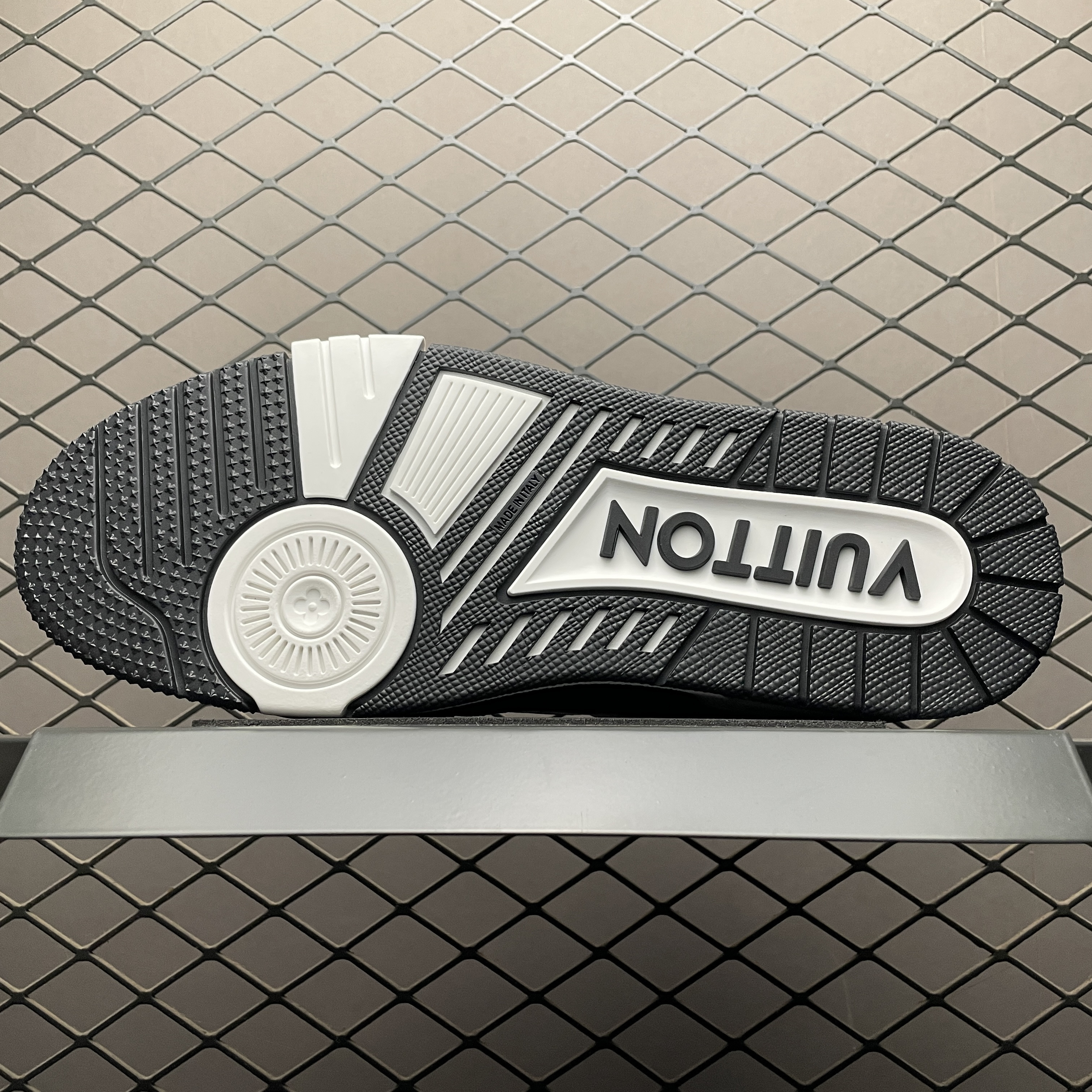 L X V Trainer detail 4