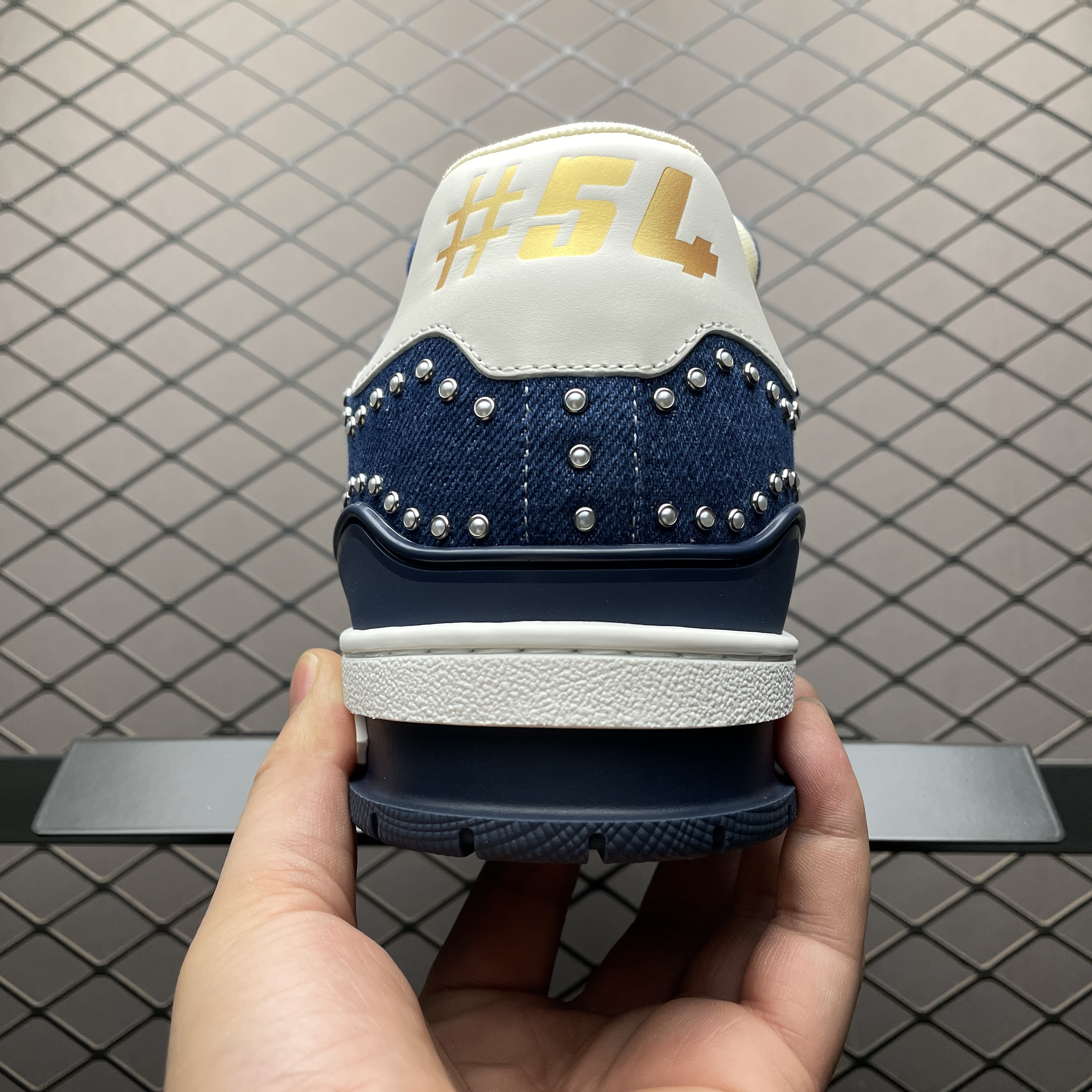L X V Trainer detail 2