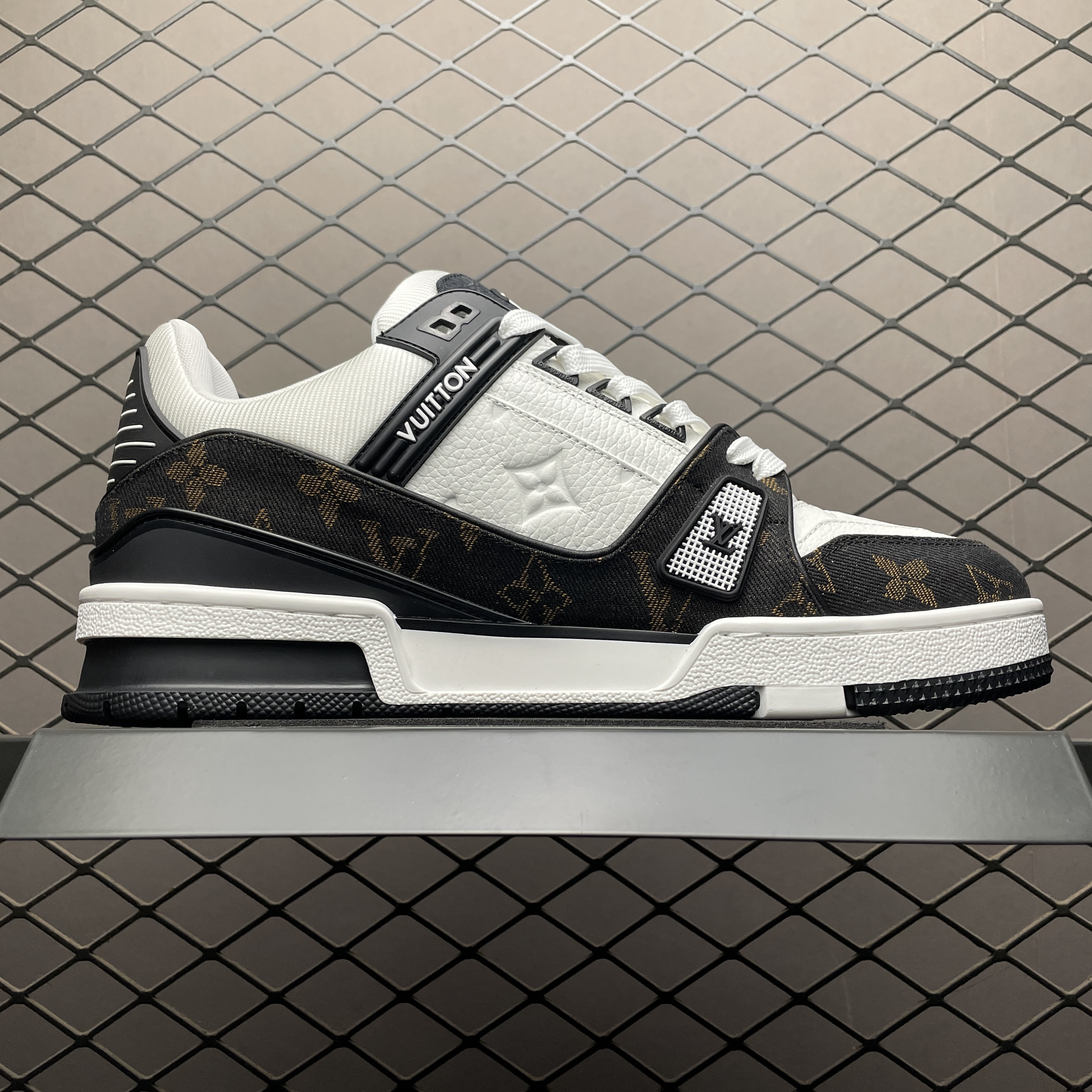 L X V Trainer detail 6