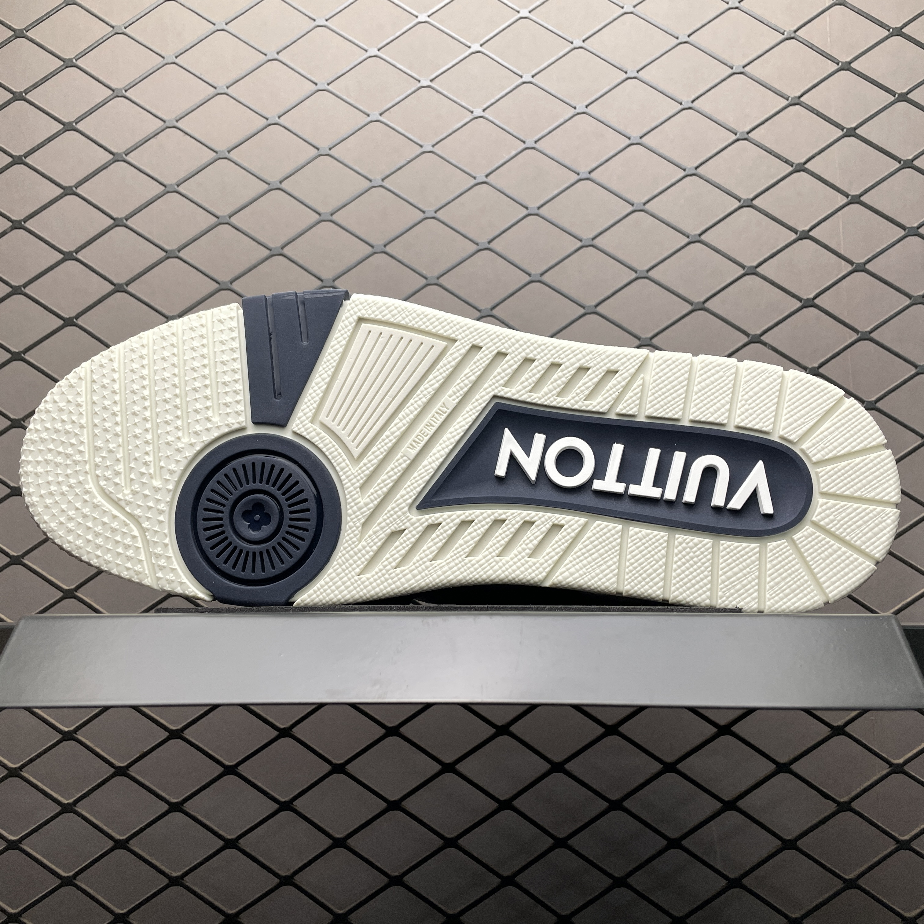 L X V RUNNER sneakers detail 5