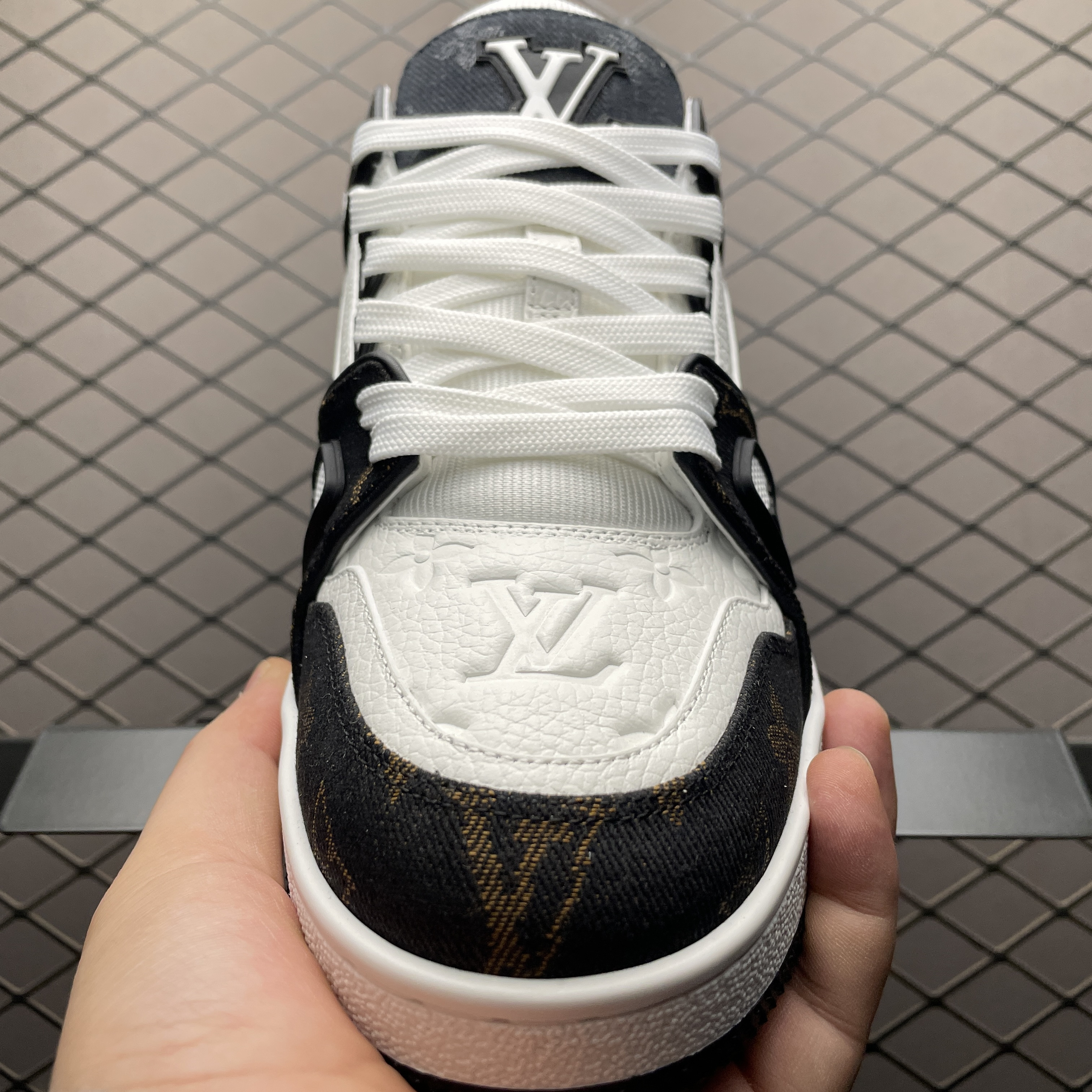 L X V Trainer detail 3