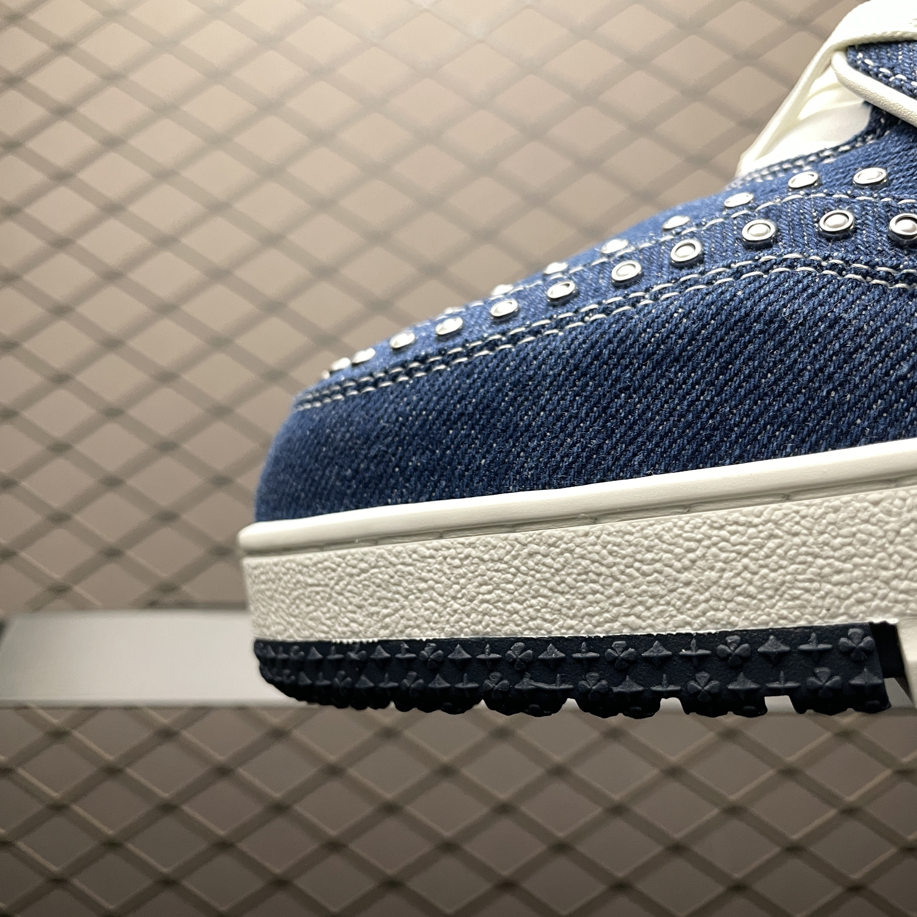 L X V Trainer detail 8