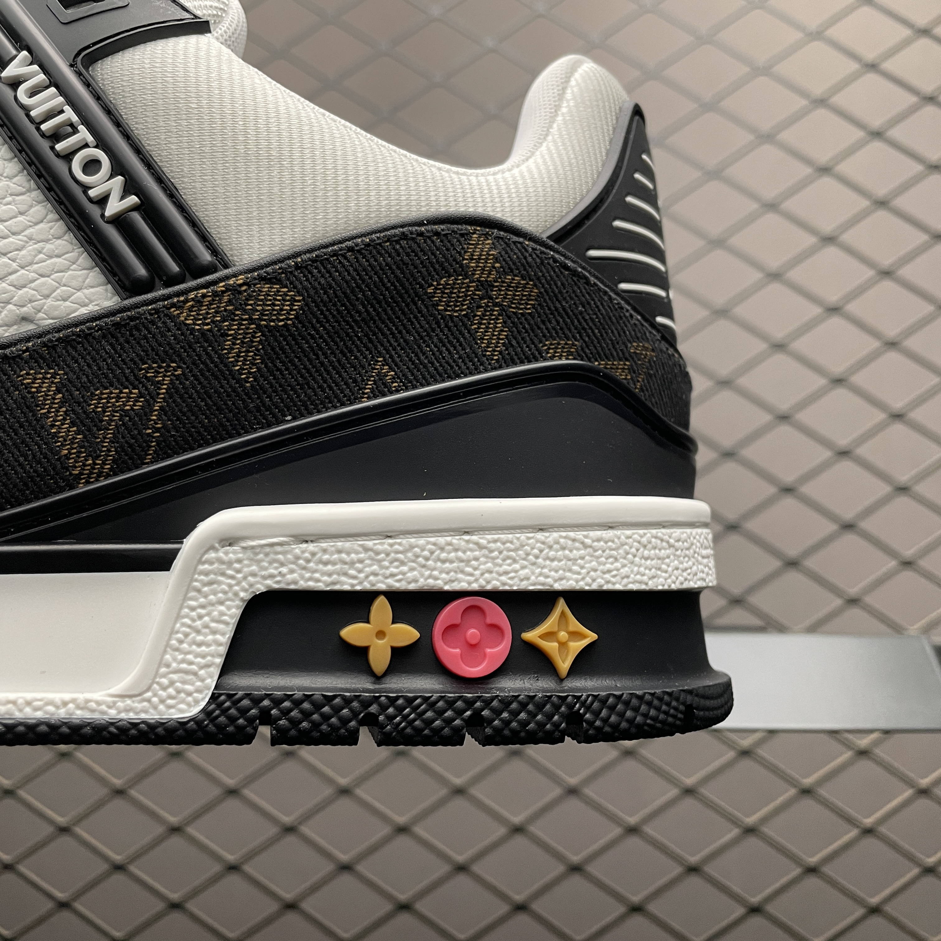 L X V Trainer detail 5