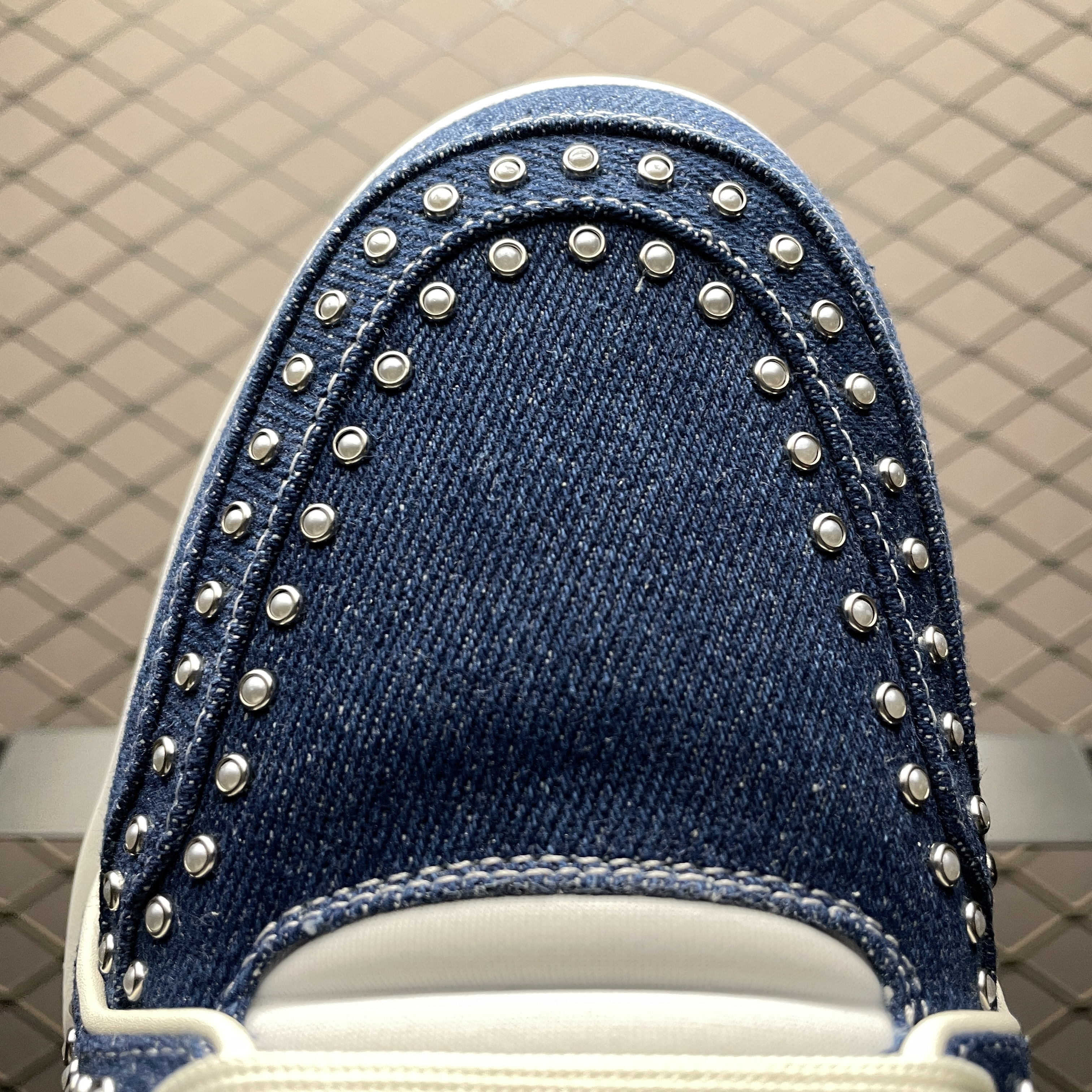 L X V Trainer detail 7