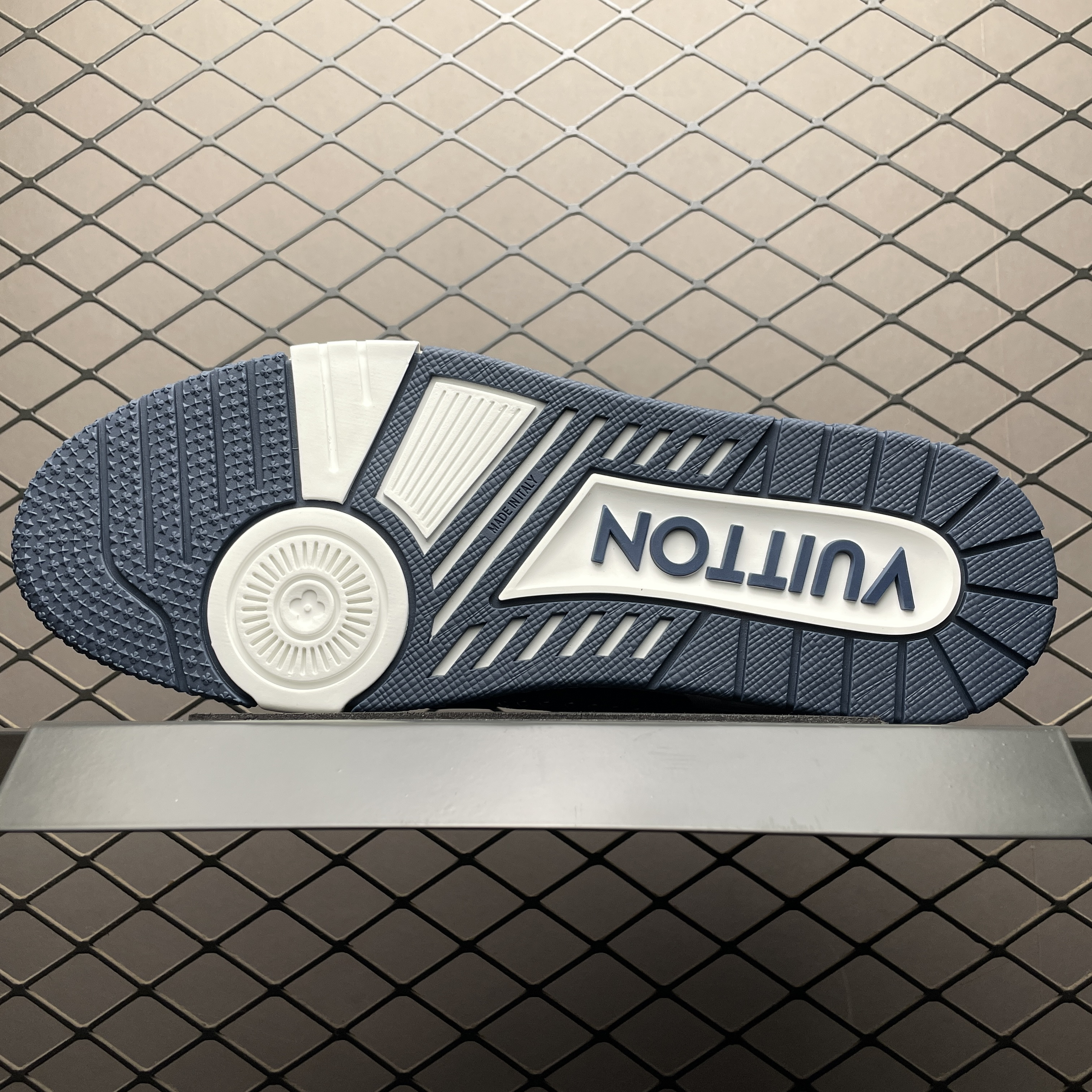 L X V Trainer detail 4
