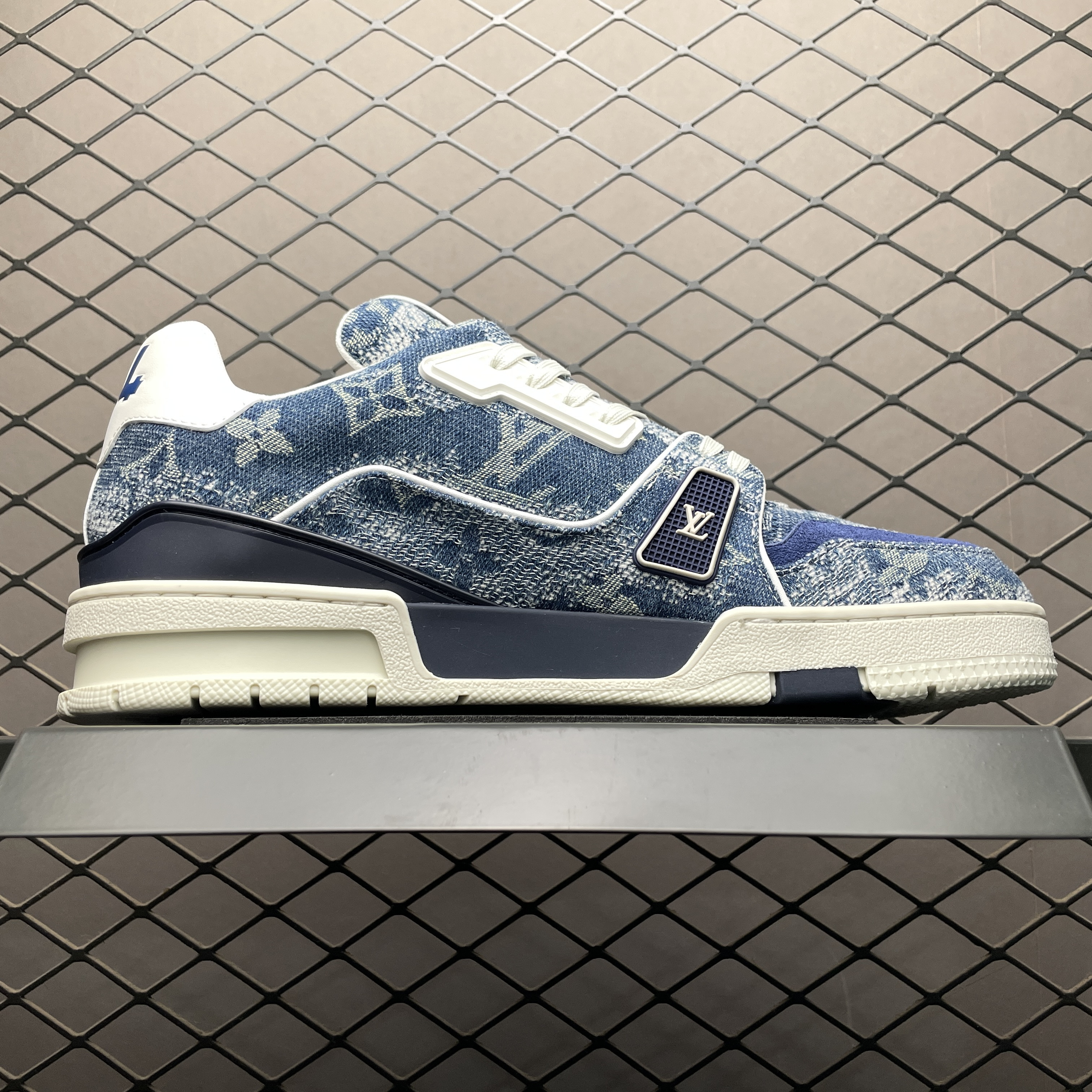 L X V RUNNER sneakers detail 3