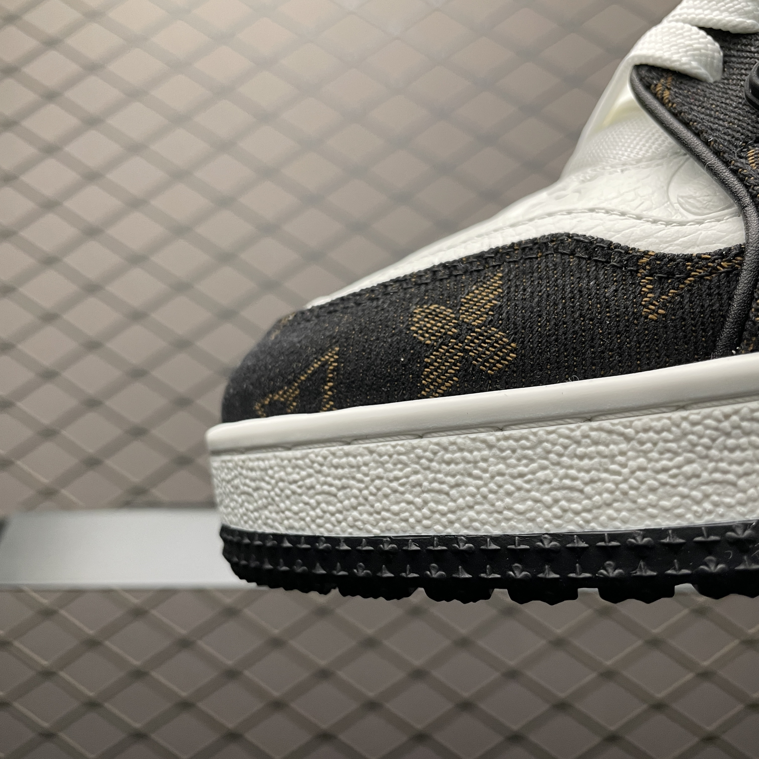L X V Trainer detail 8