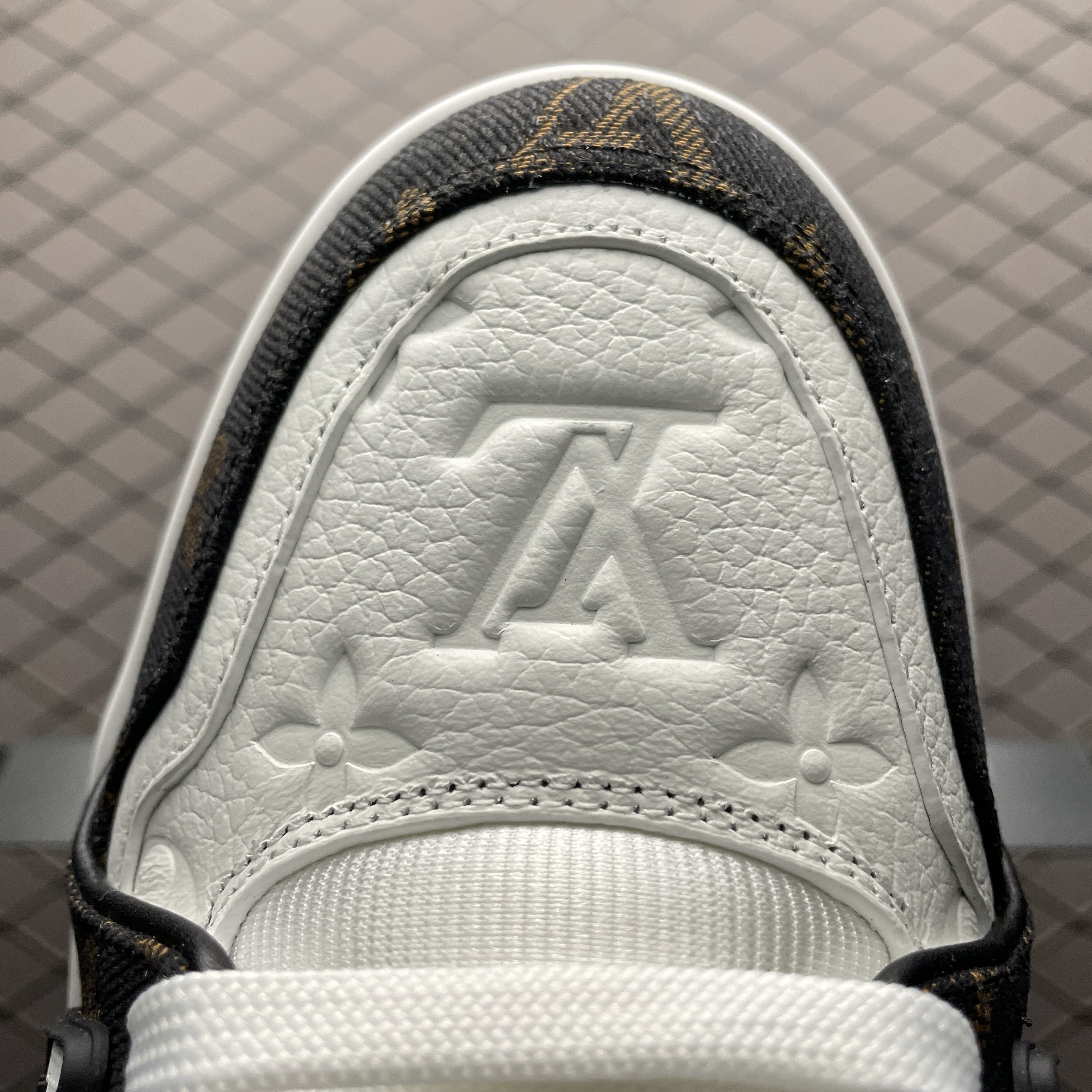 L X V Trainer detail 7