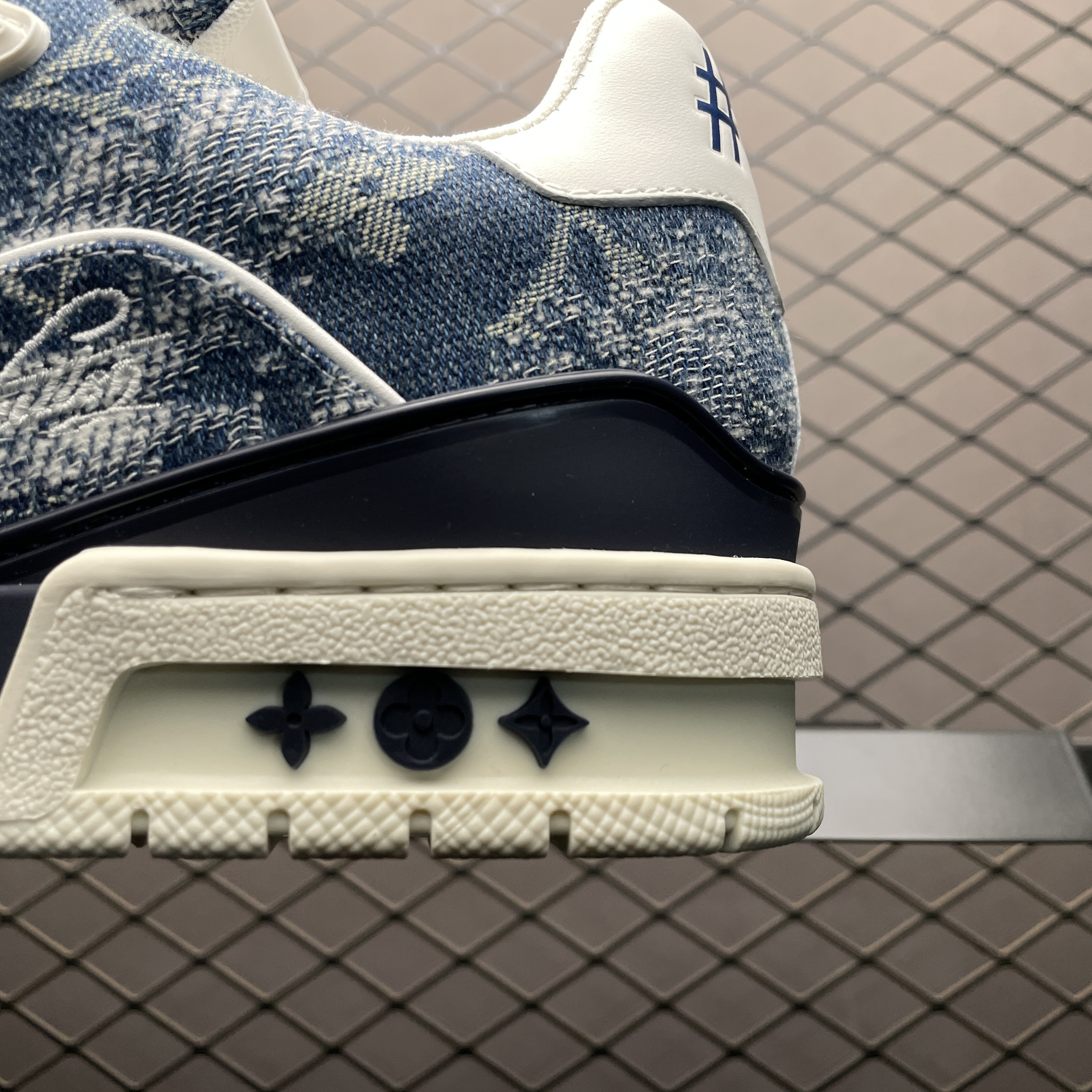 L X V RUNNER sneakers detail 4