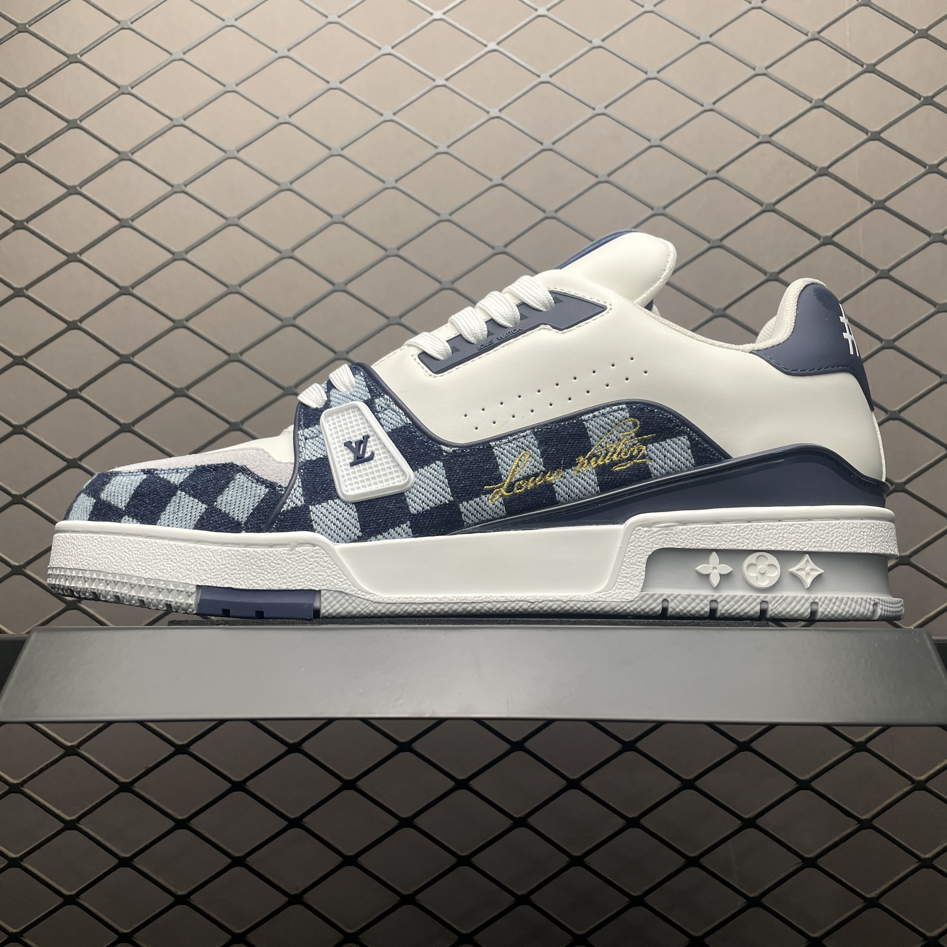 L X V TRAINER