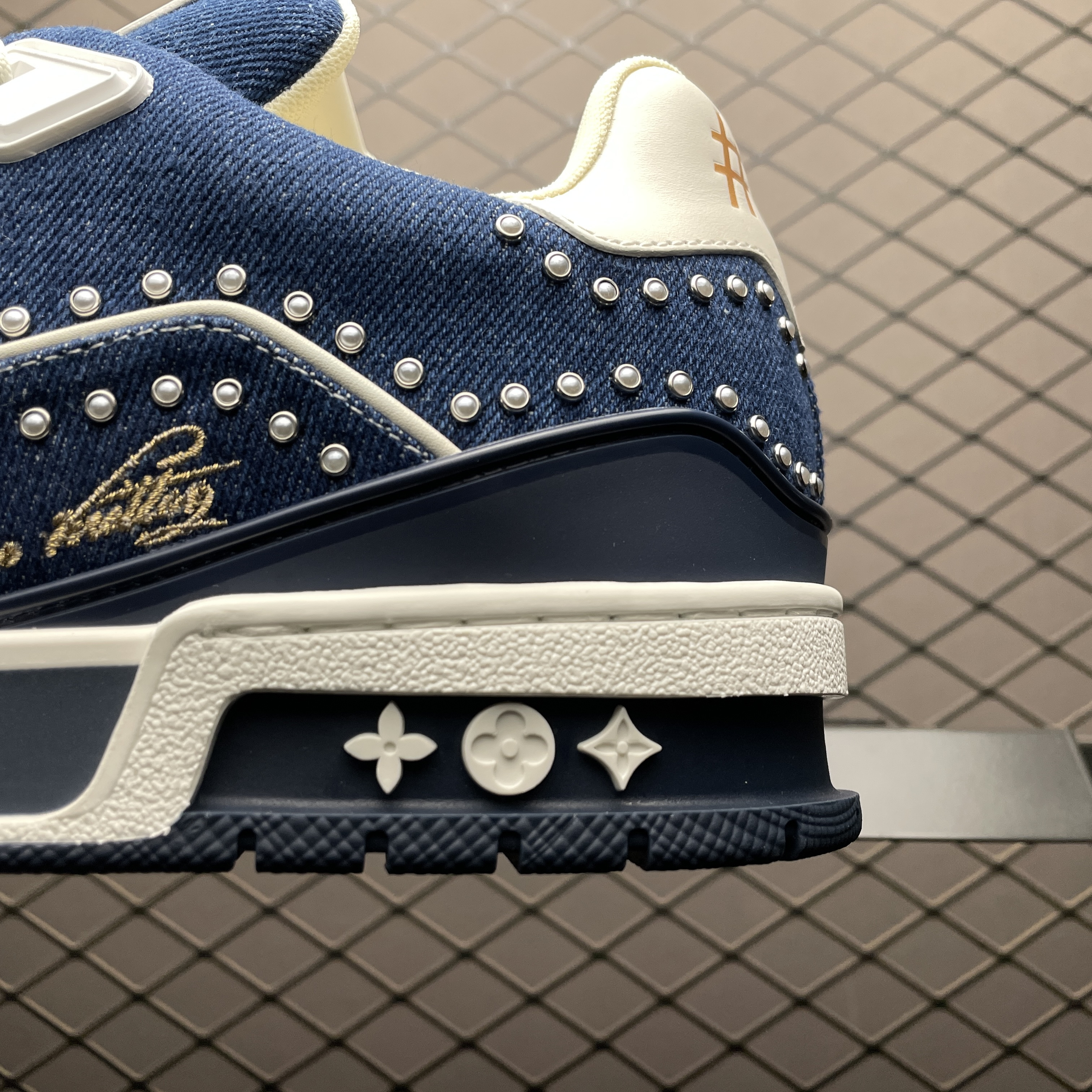 L X V Trainer detail 9