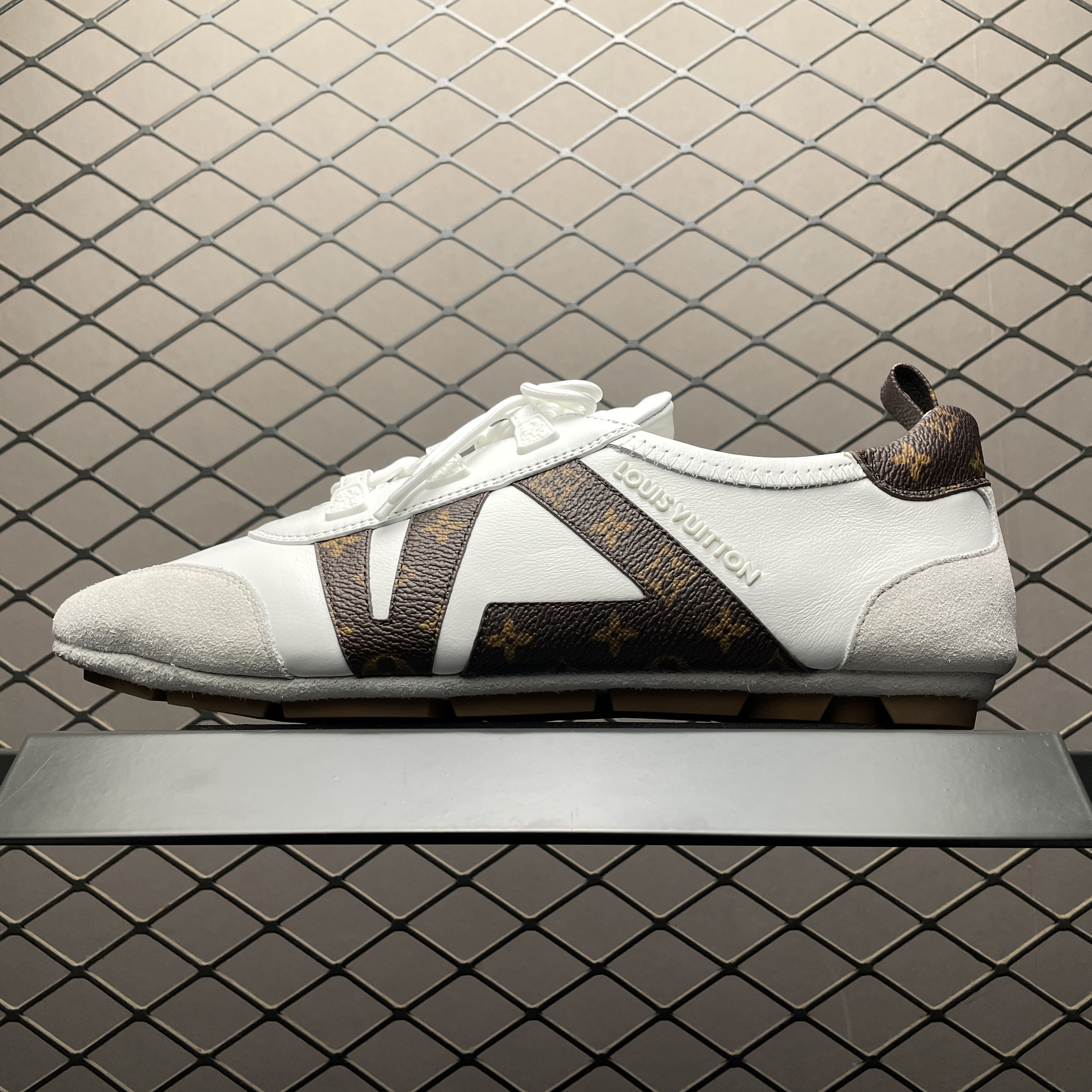 L X V SNEAKERS