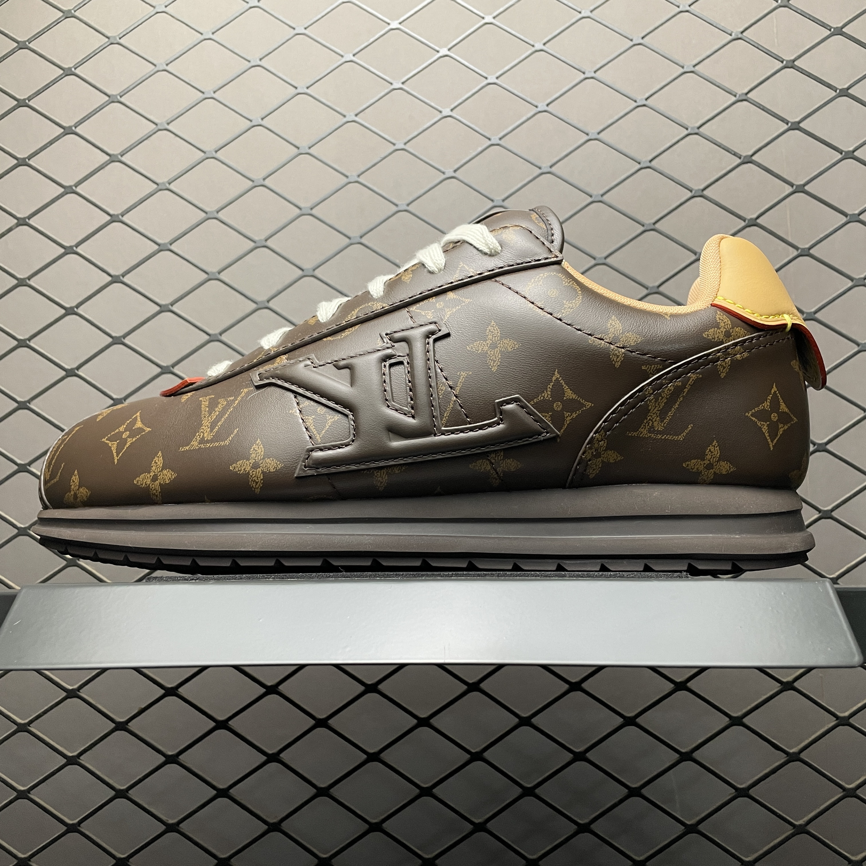 L X V SNEAKERS