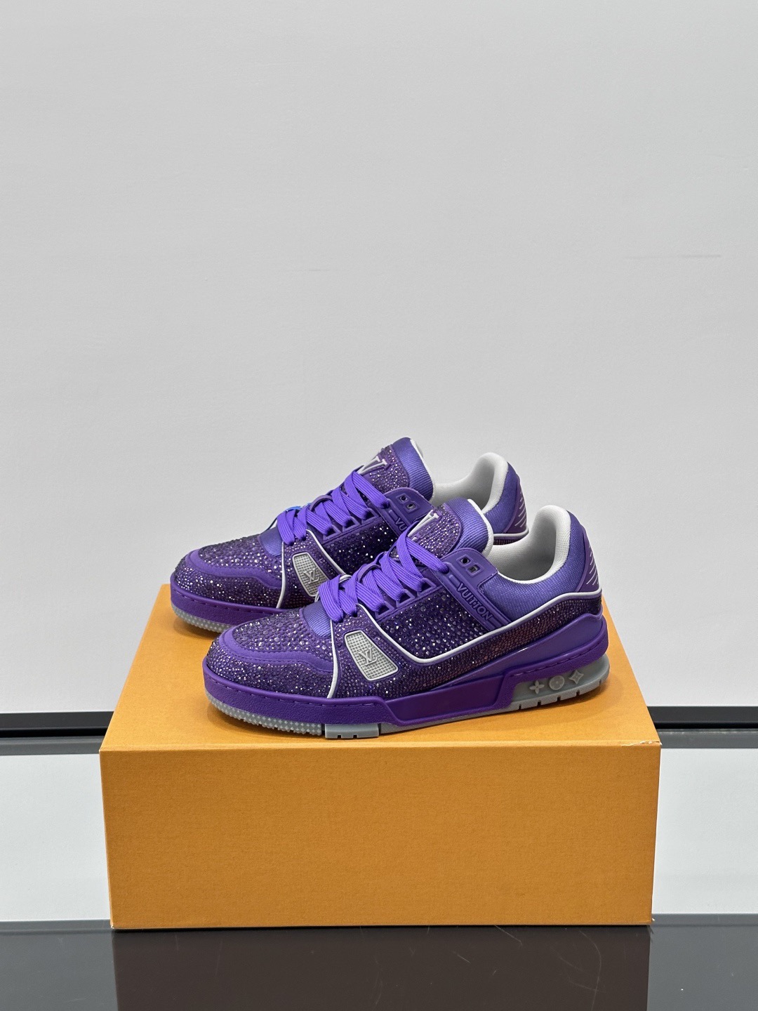 L X V Trainers Sneakers detail 2