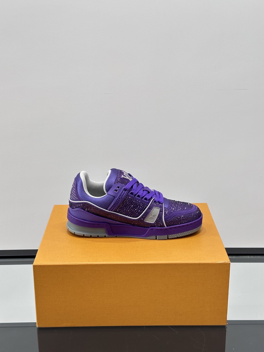 L X V Trainers Sneakers detail 7