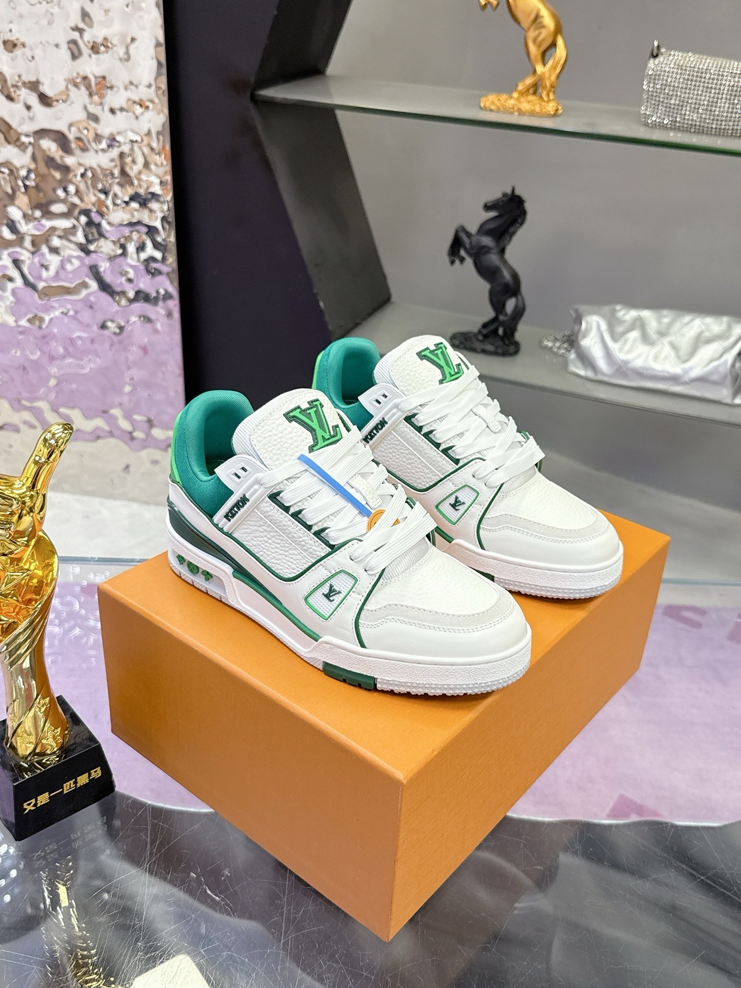 L X V TRAINER