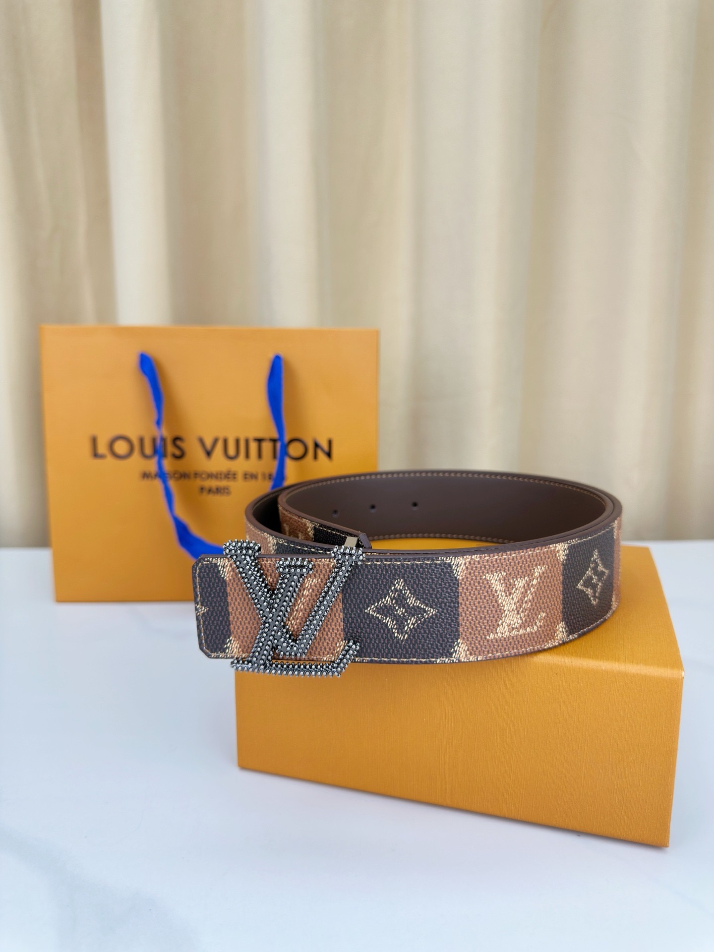L X V 40mm Belt detail 2