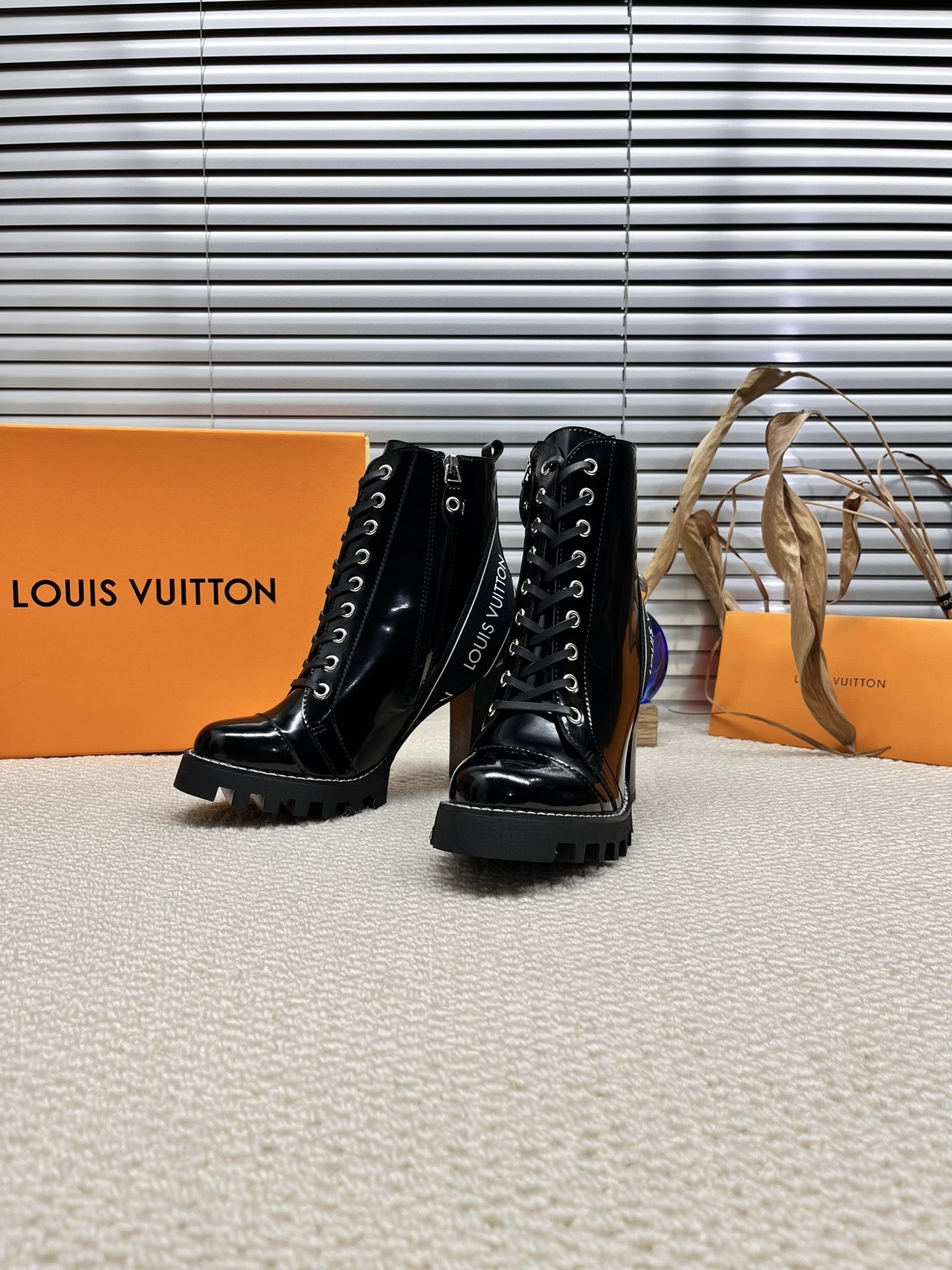 L X V boots  Heel height：9.5cm