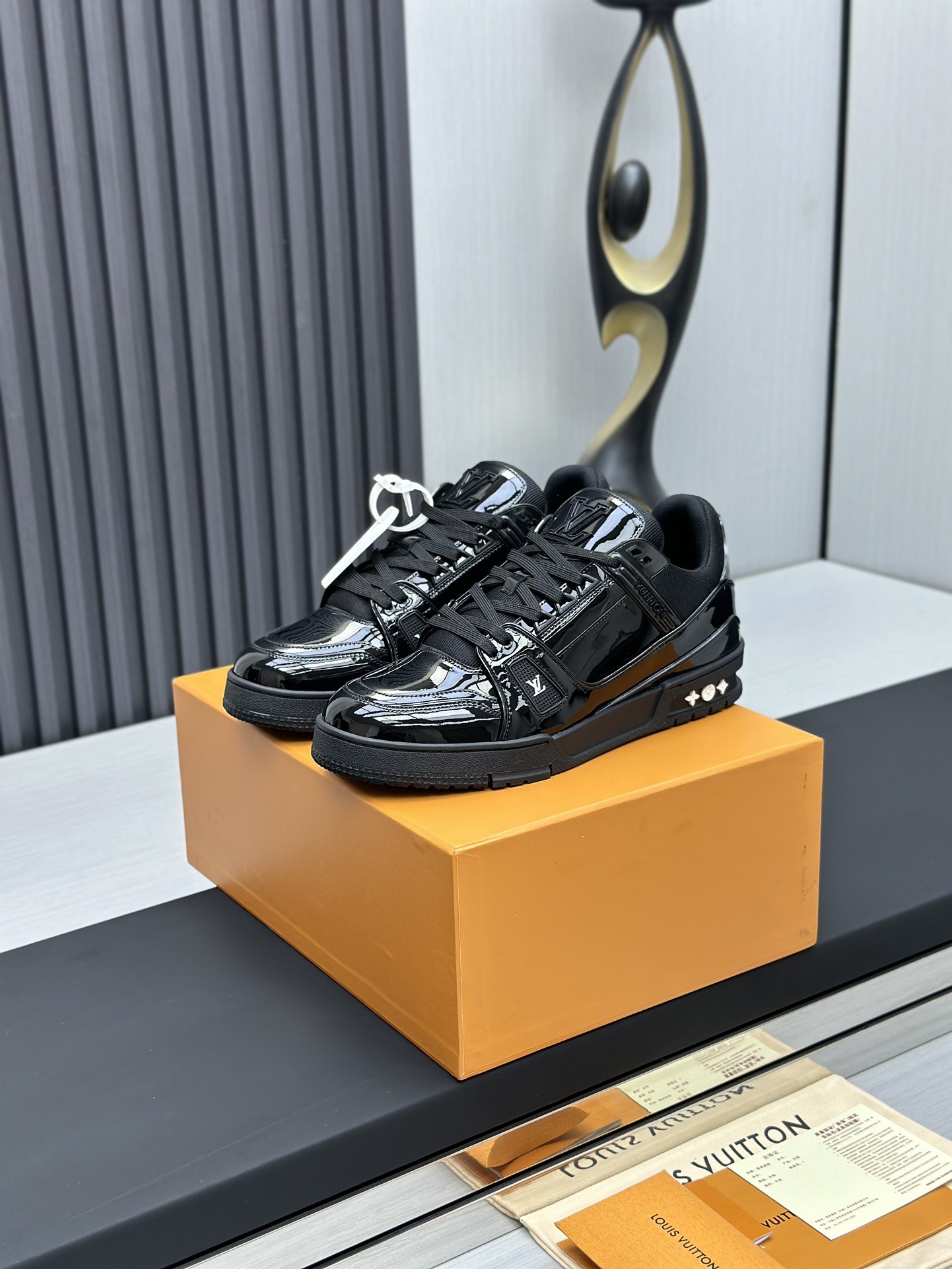L X V TRAINER Sneakers