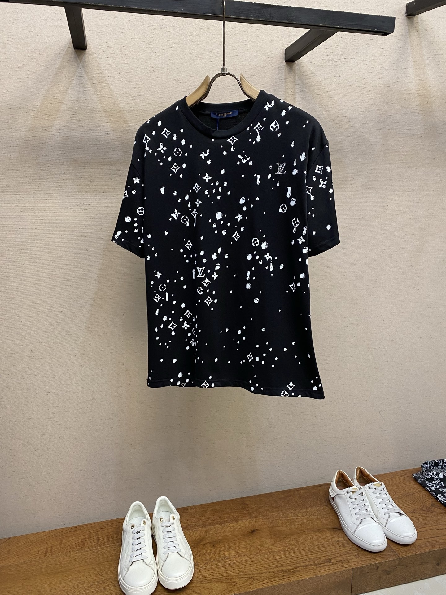 L X V T-shirt