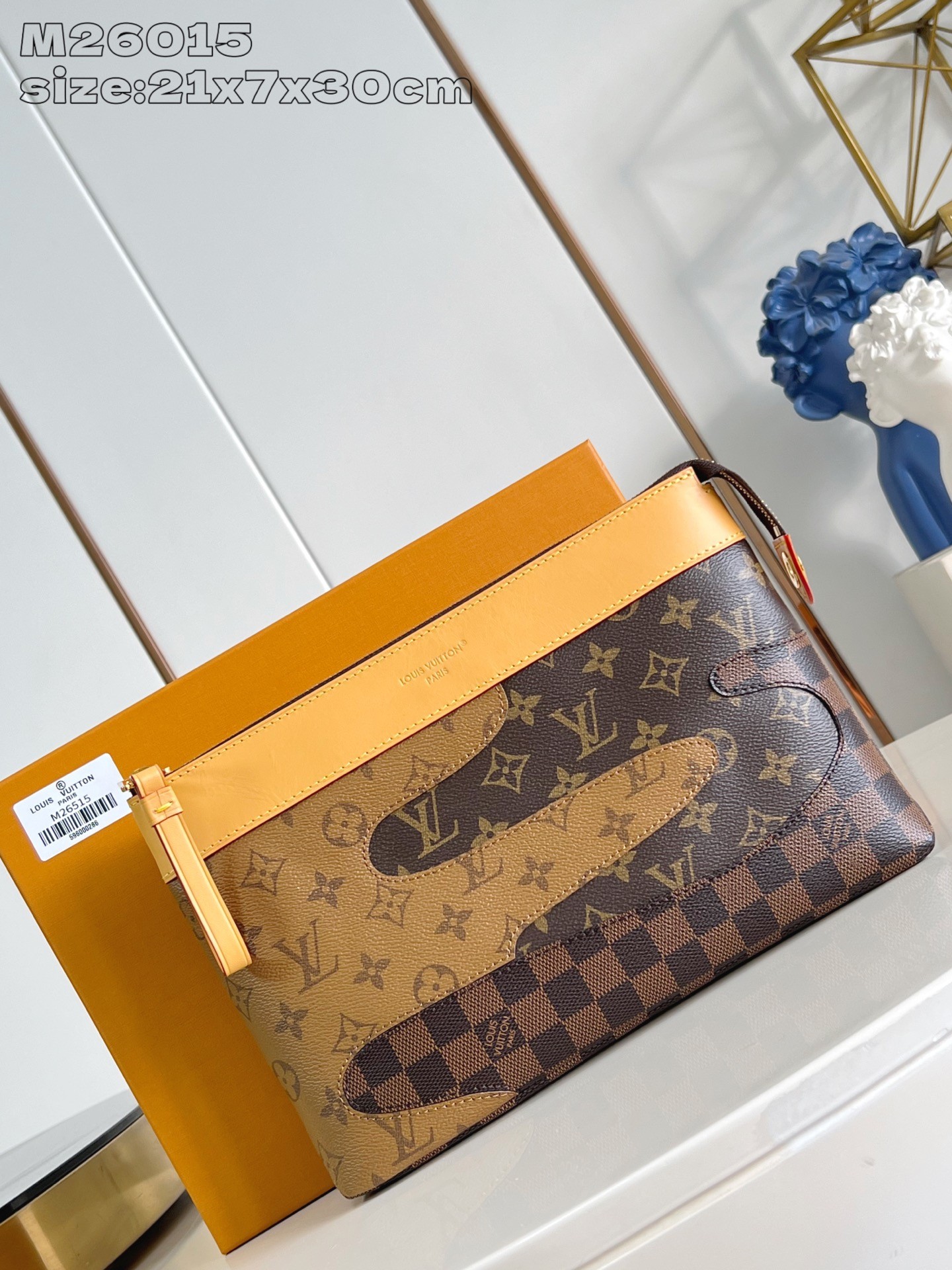 L X V Pochette Voyage Souple  Clutch bag M26015 Size：21x7.5x30cm