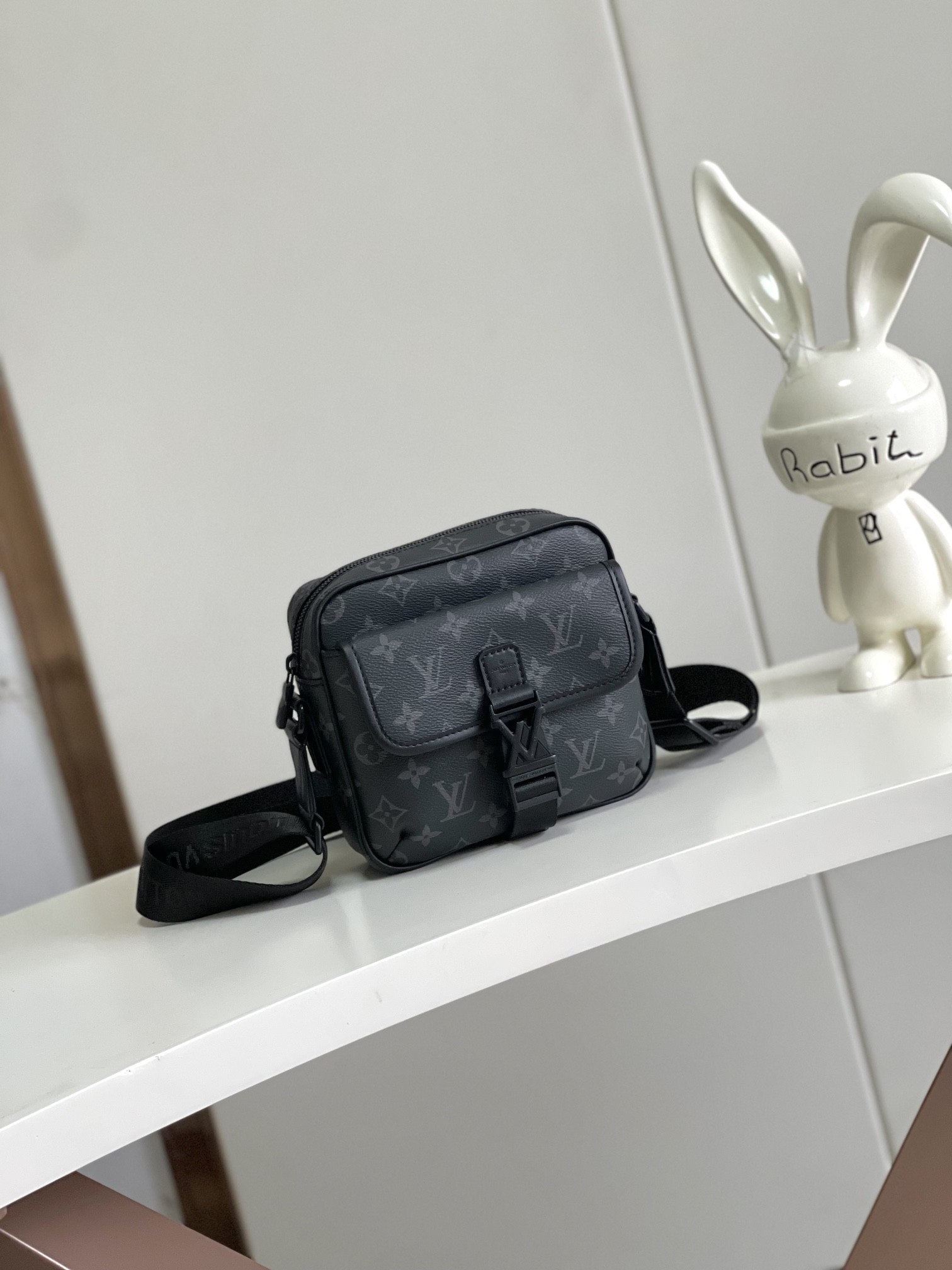 L X V Getaway Messenger Bags M12518 17x7.8x18cm