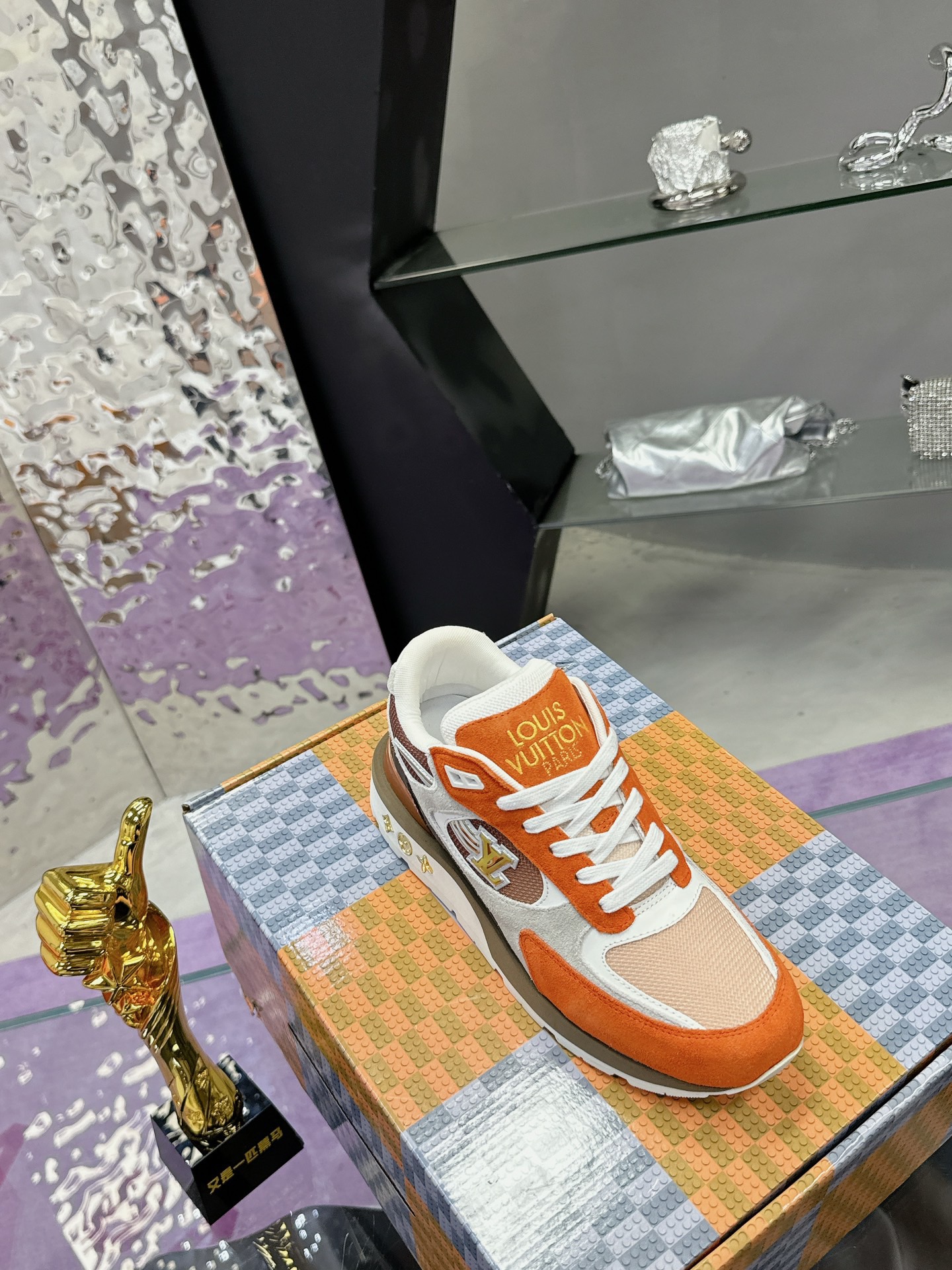 L X V Run A way sneakers detail 6