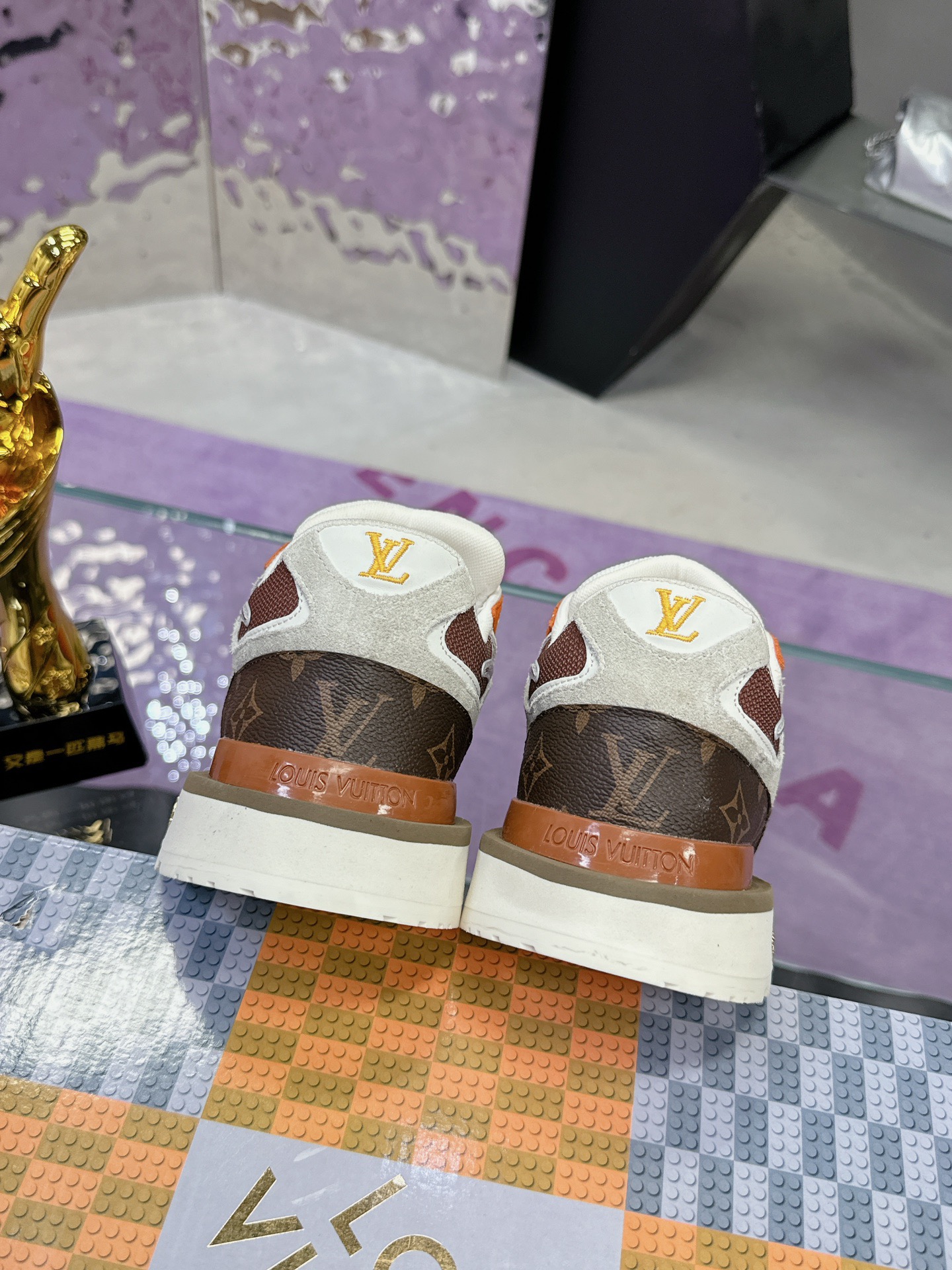 L X V Run A way sneakers detail 7