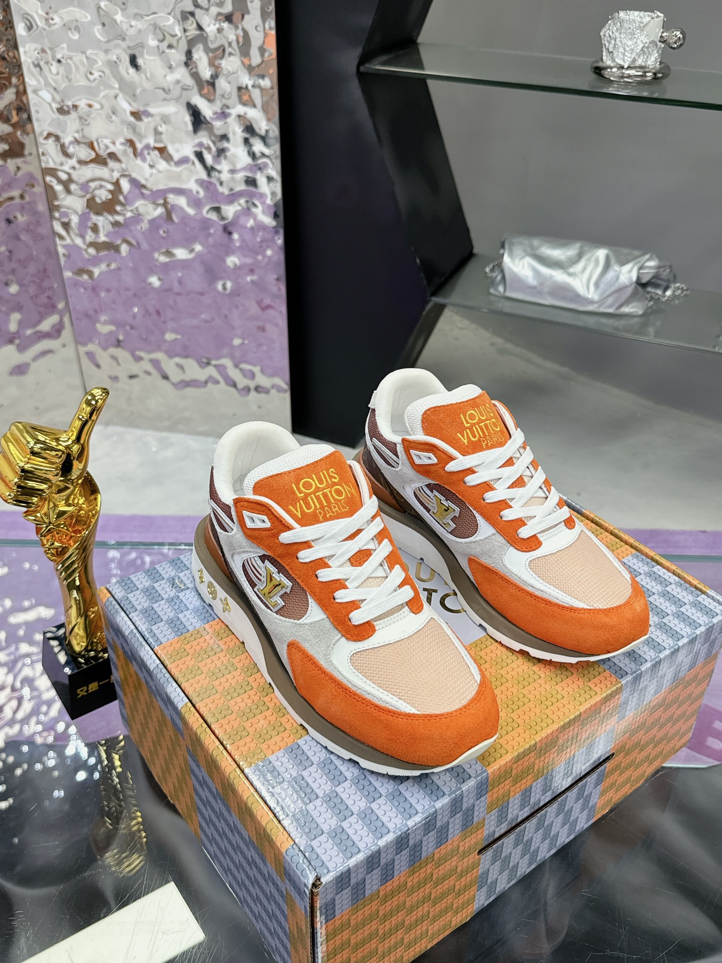 L X V Run A way sneakers detail 3