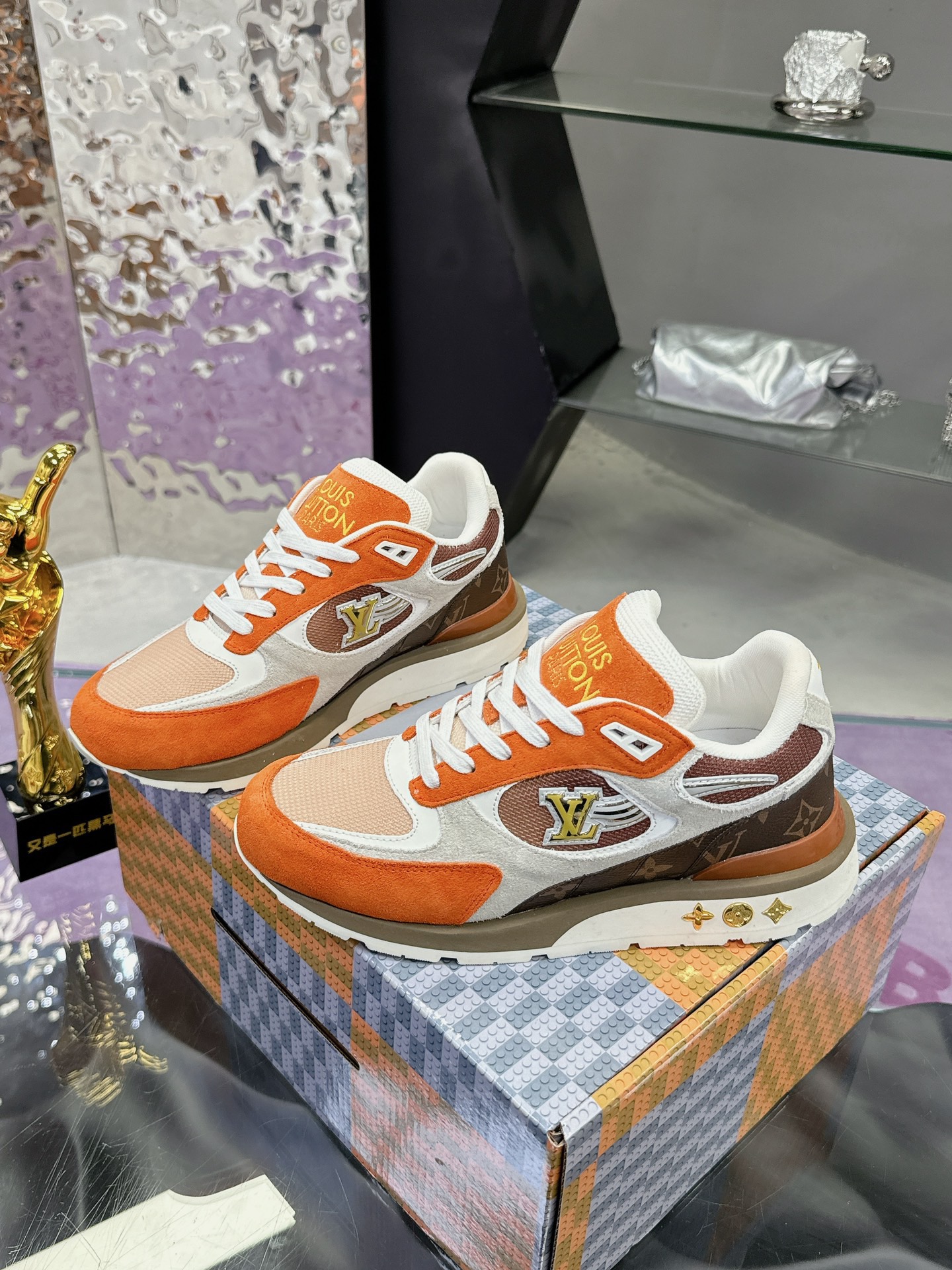 L X V Run A way sneakers detail 2