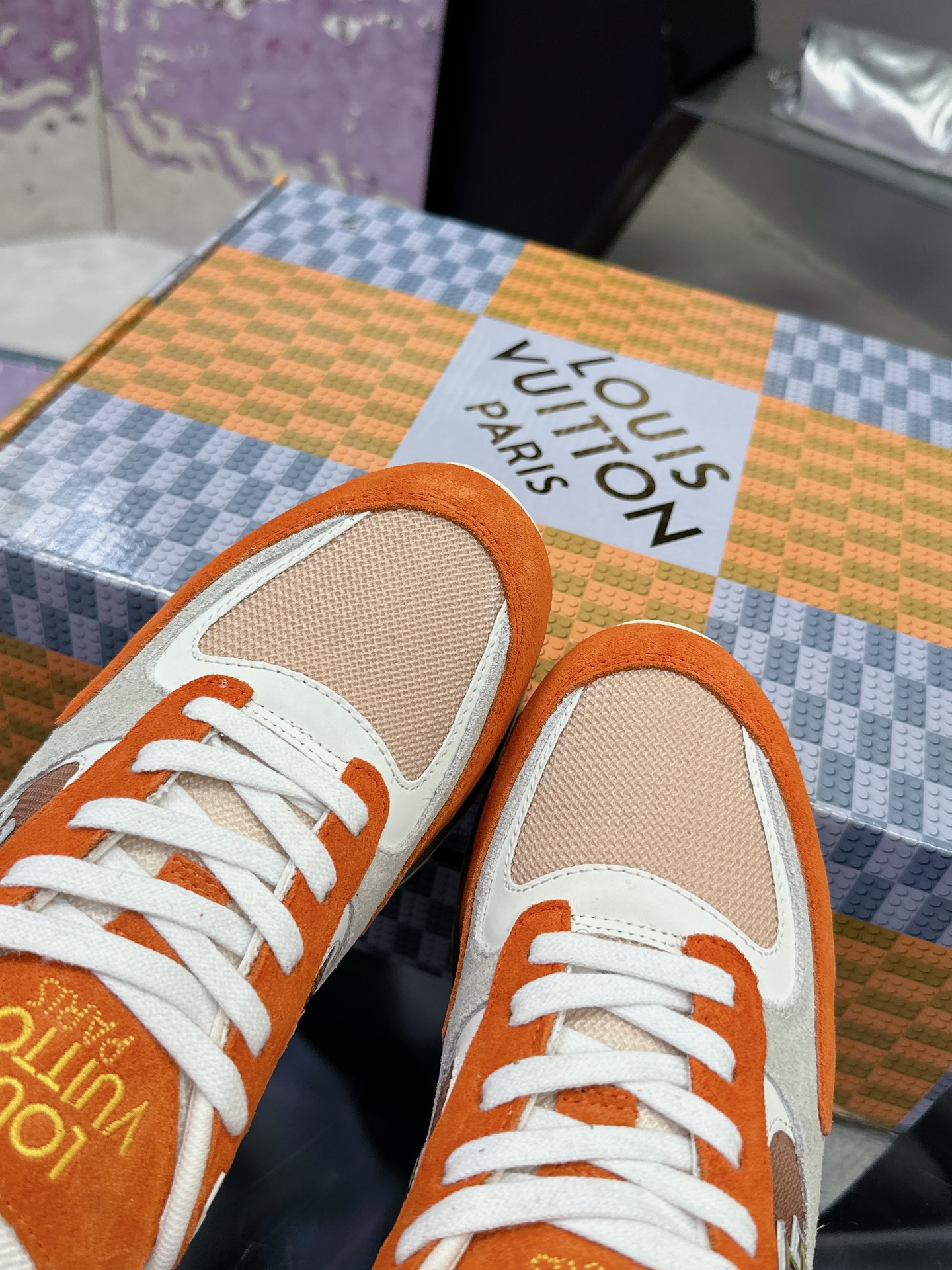 L X V Run A way sneakers detail 5