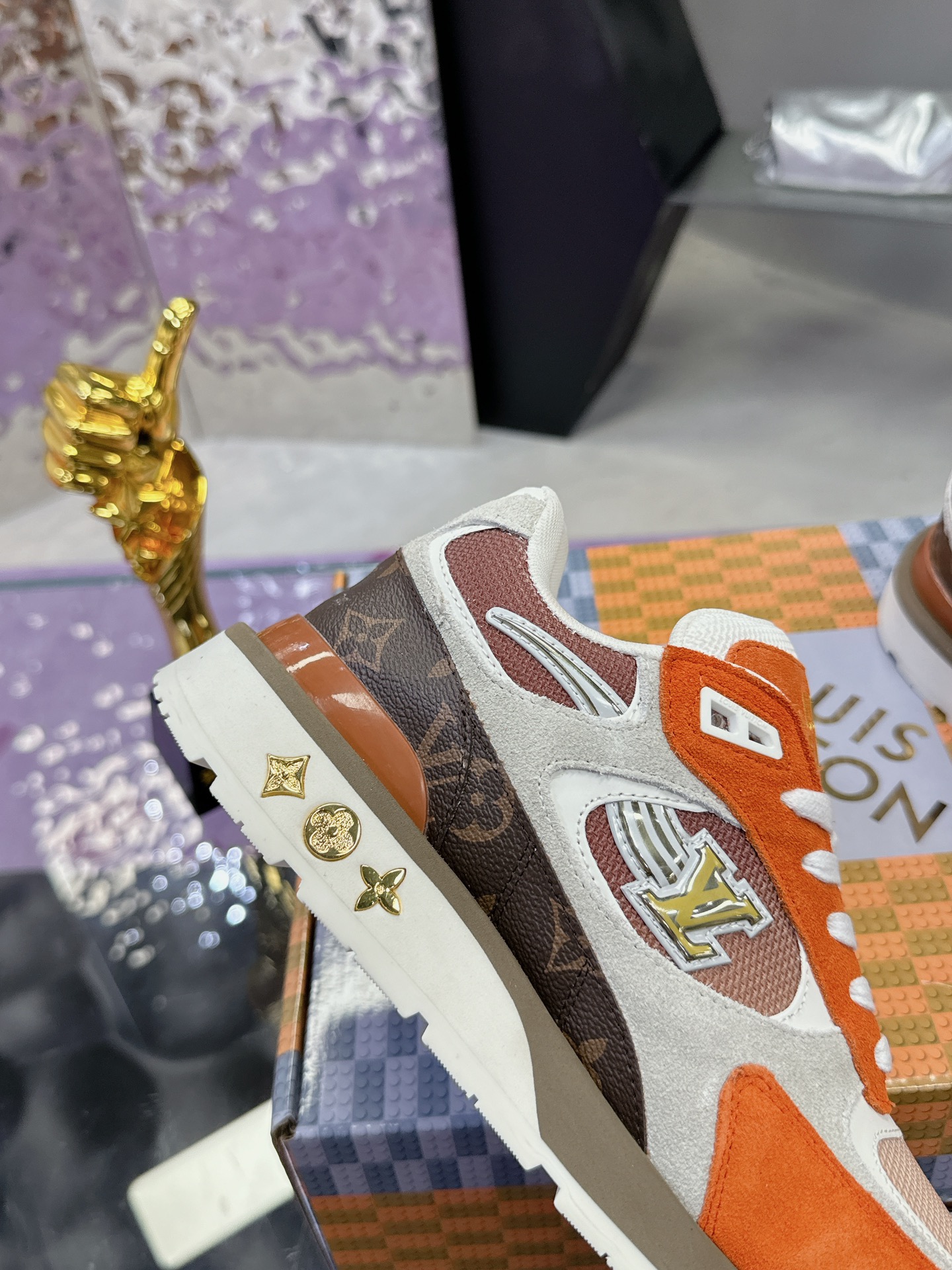 L X V Run A way sneakers detail 4