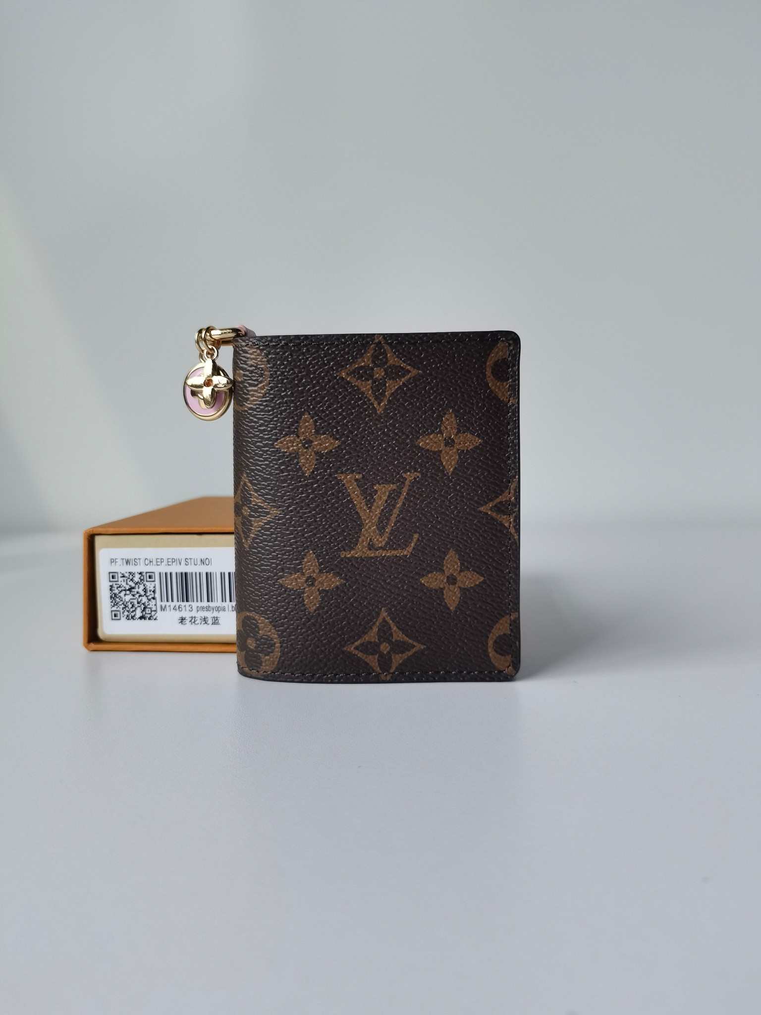 L X V Wallets Size：9x11.5x1.5cm