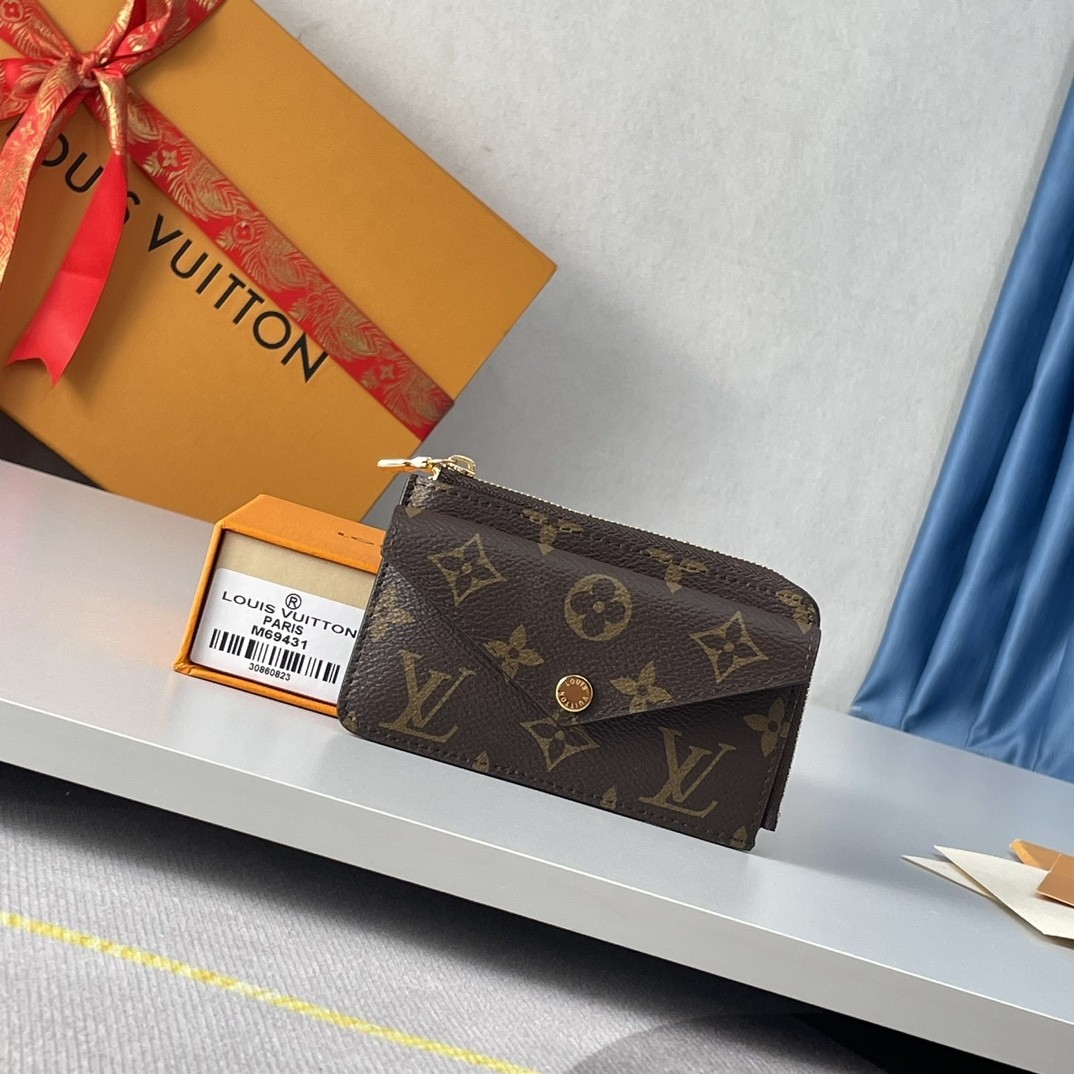 L X V Wallets Size：13x9.5x2.5cm