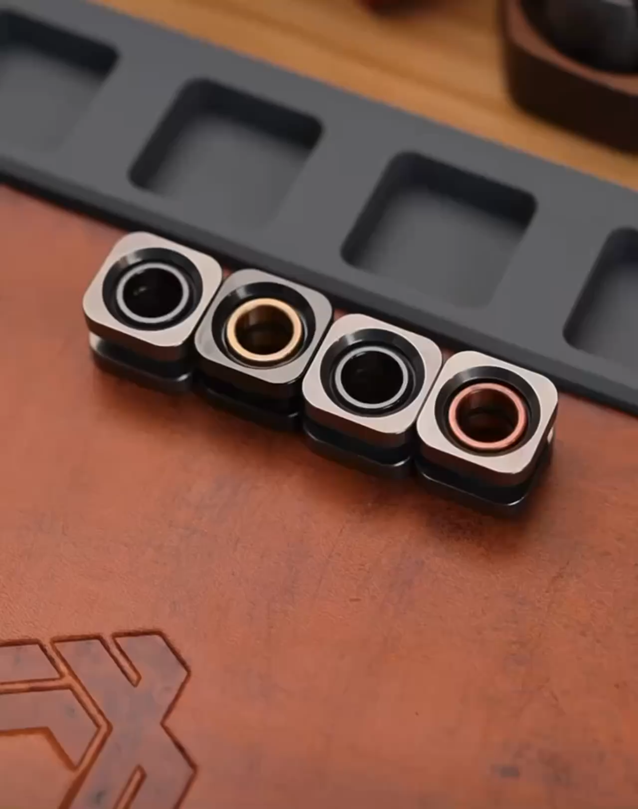 Lautie EDC“Wormhole” Pendant