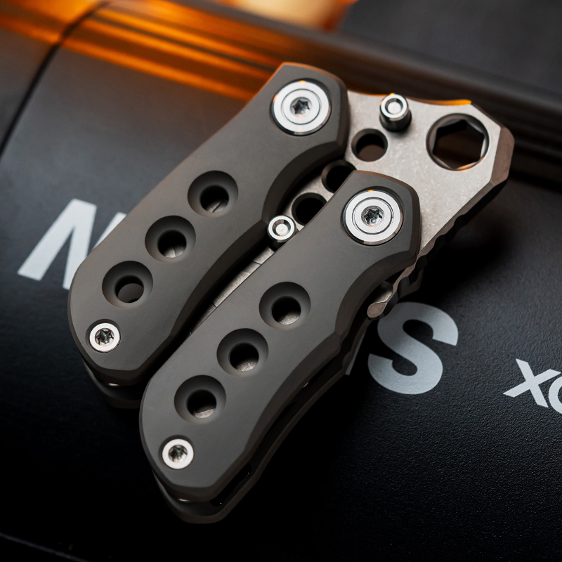 WANWU EDC Vblood Mini Small Dump Outdoor Bottle Opener Crowbar Practice Blade Toys