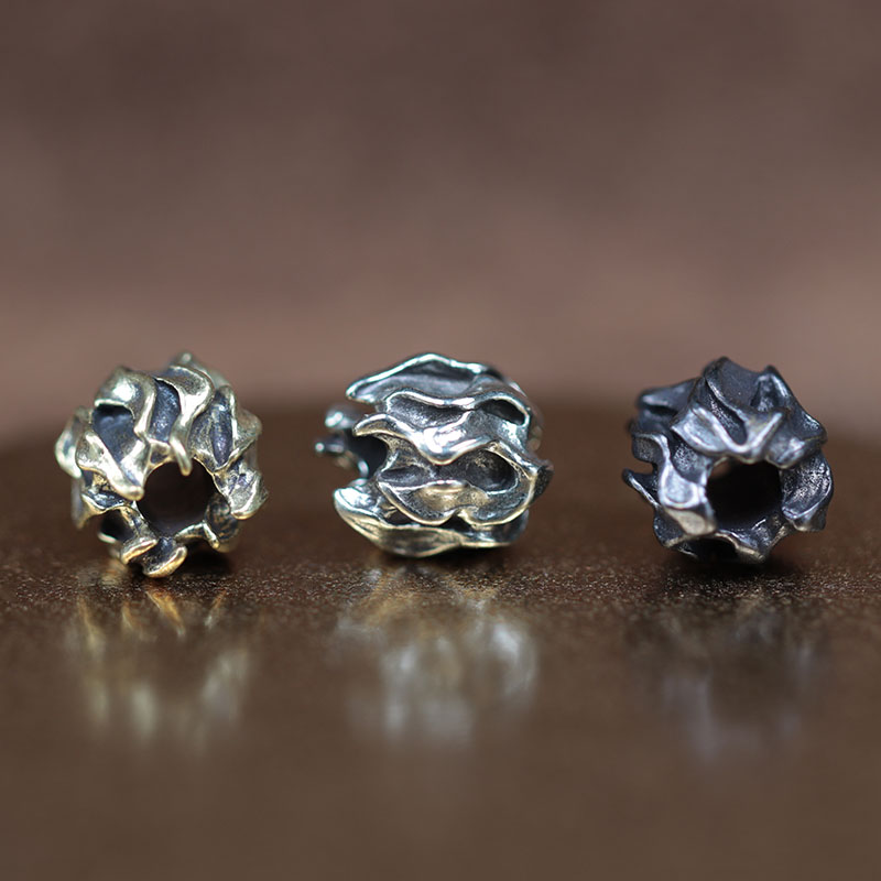 2pcs 4mm Hole Little Flame Shape Brass Knife Beads EDC Outdoor DIY Paracord Accessories Lanyard Pendants Flashlight Hangings