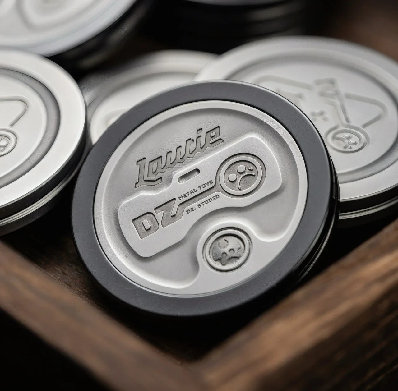 LAUTIE x Metal Toys DZ Co-Branded “Showhand” Pocket Haptic Coin